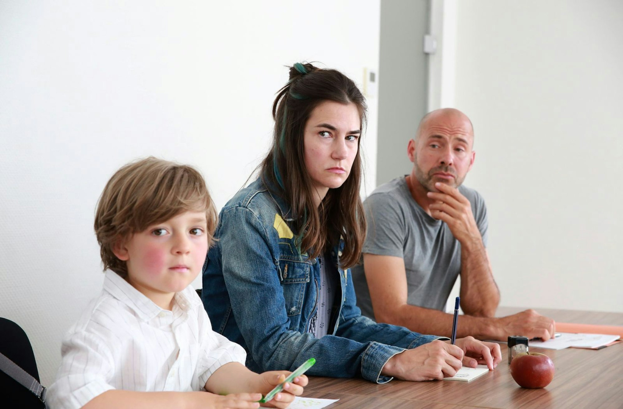 Eva Hütter (Nadine Dubois) kämpft vor Gericht für das Sorgerecht an ihrem fünfjährigen Sohn Benjamin (Lio Vonnemann, links), das sie zu verlieren droht. (Bild: HR/Senator Film/Dietrich Brüggemann)