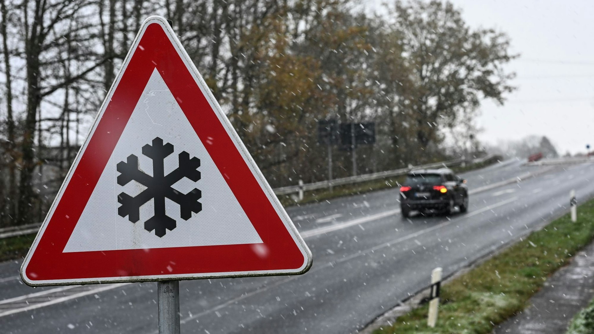 Wegen Glatteis ist es in Sachsen zu dutzenden Unfällen gekommen.