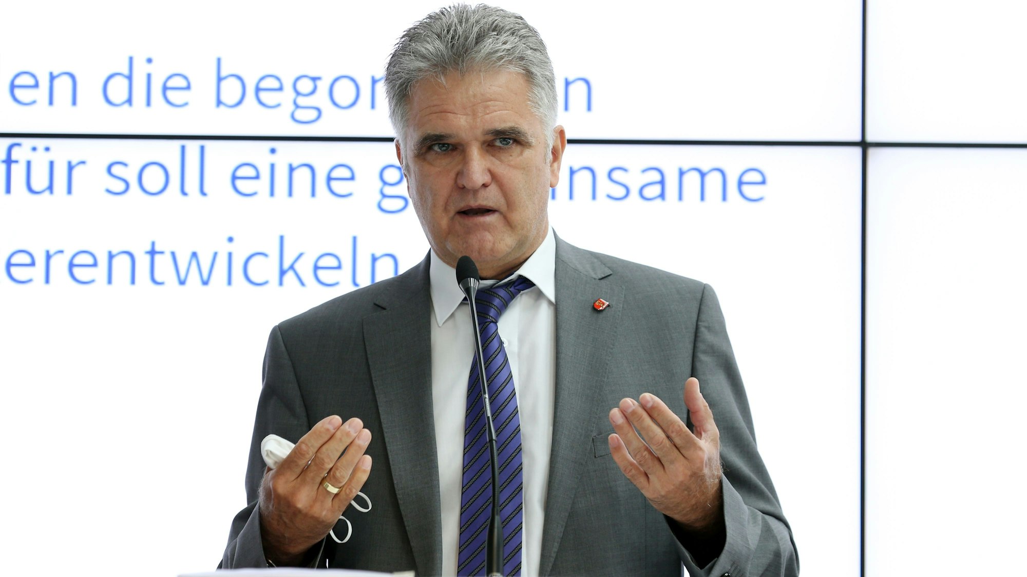 Auf dem Foto ist Wesselings ehemaliger Bürgermeister zu sehen.