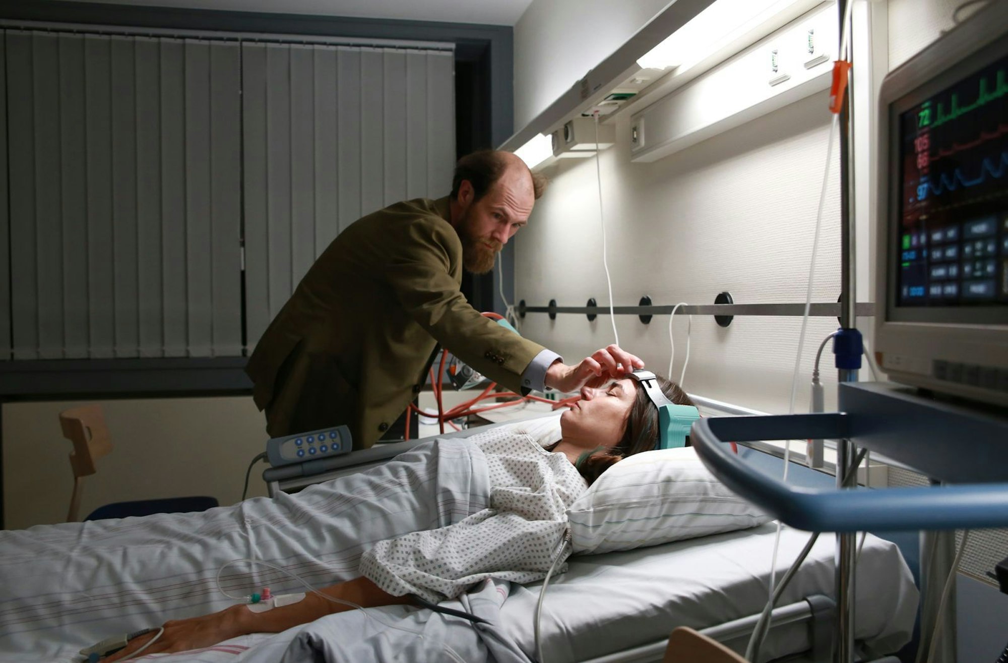Im Krankenhaus legt Dr. Schneider (Robert Gwisdek) der nach einem Unfall im Koma liegenden Eva Hütter (Nadine Dubois) seine „Traummaschine“ an. (Bild: HR/Senator Film/Dietrich Brüggemann)