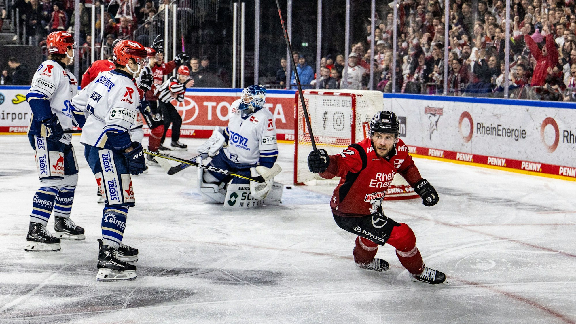 Parker Tuomie jubelt über seinen Treffer zum 1:0 gegen Schwenningen.