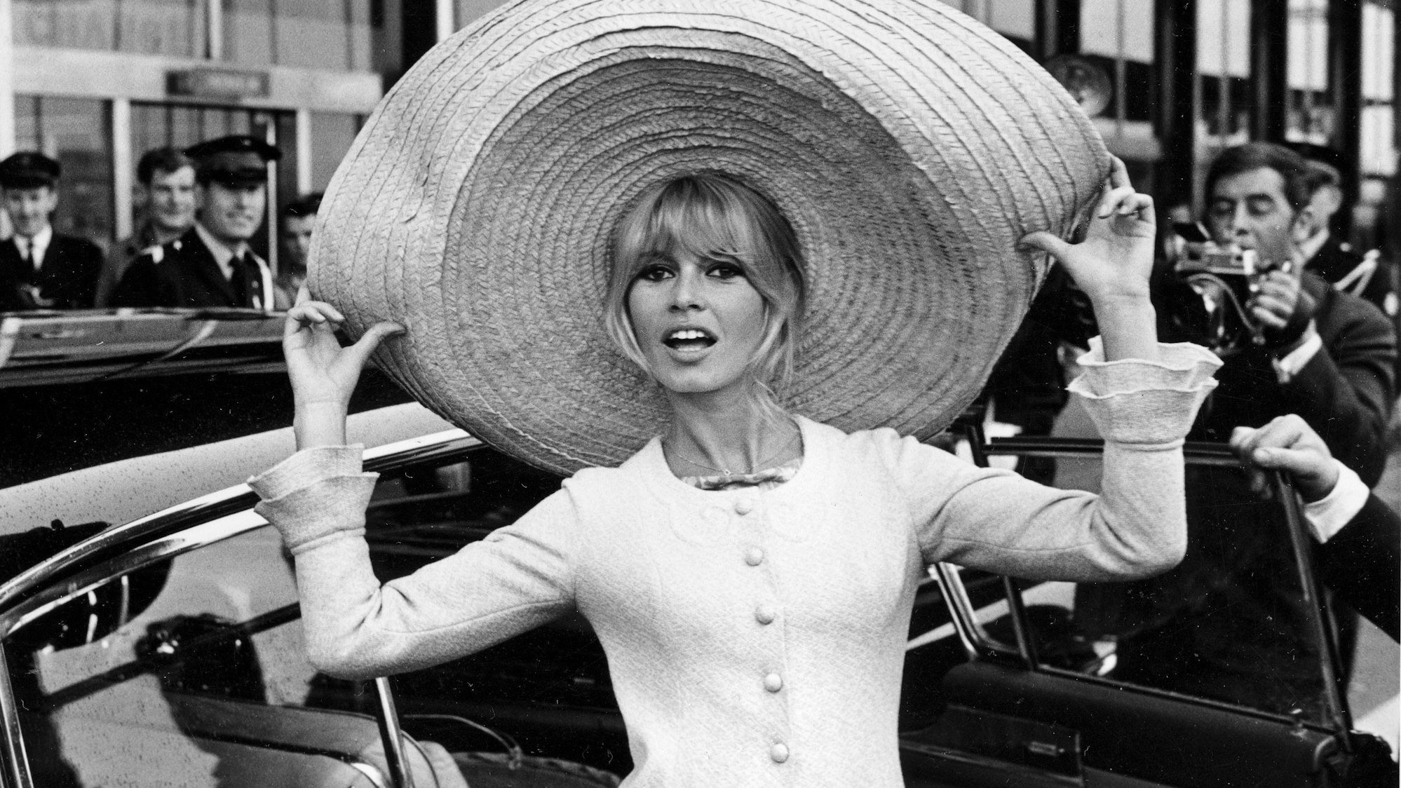 Die französische Schauspielerin Brigitte Bardot posiert mit einem riesigen Sombrero, den sie aus Mexiko mitgebracht hat, als sie am 27. Mai 1965 am Flughafen Orly in Paris, Frankreich, ankommt.
