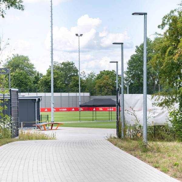 Blick auf den intensiv abgeschirmten Trainingsplatz im Homeground in Herzogenaurach.