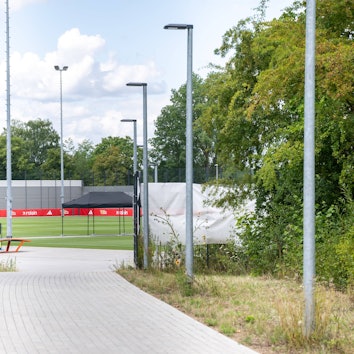 Blick auf den intensiv abgeschirmten Trainingsplatz im Homeground in Herzogenaurach.