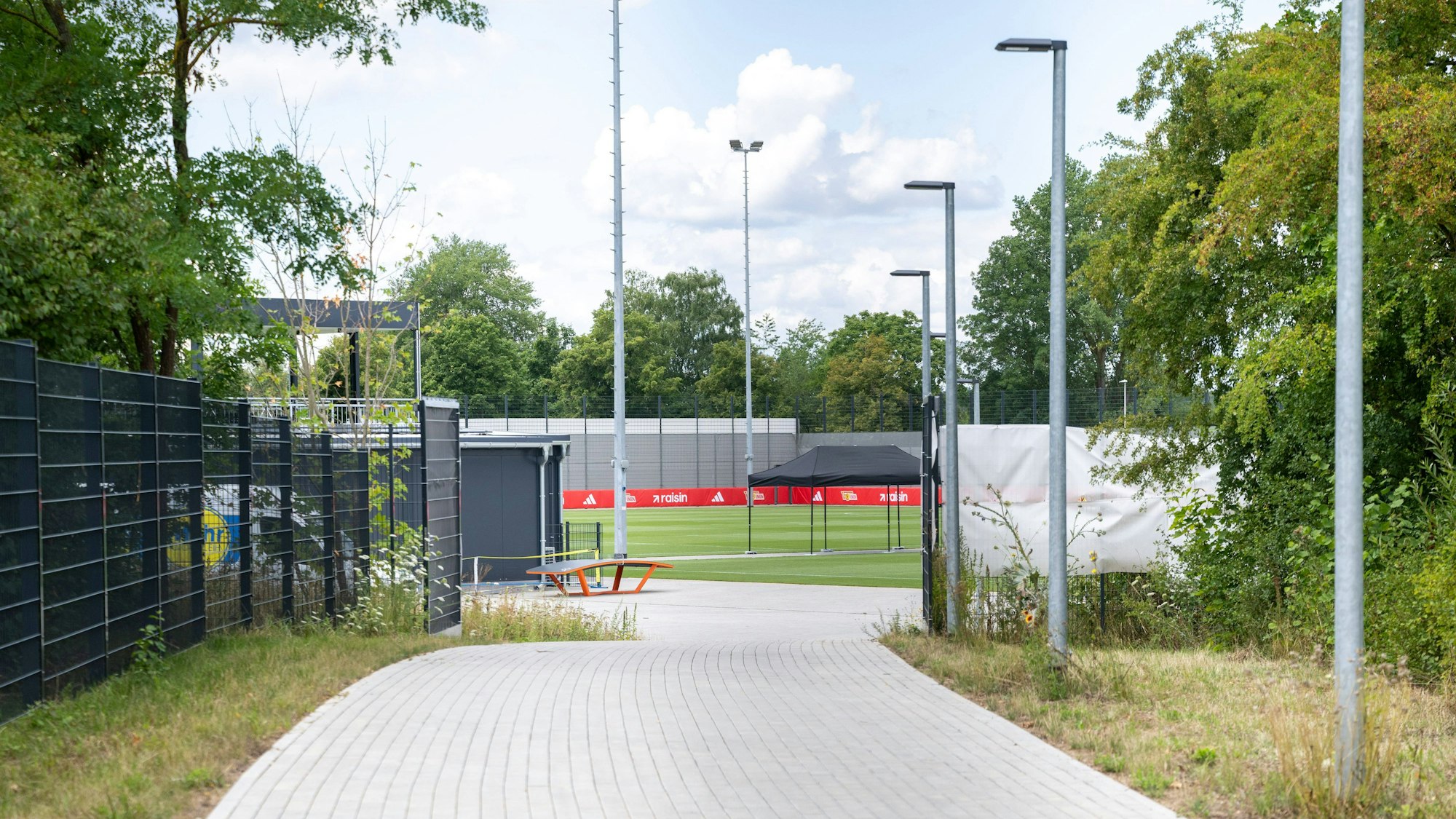 Blick auf den intensiv abgeschirmten Trainingsplatz im Homeground in Herzogenaurach.