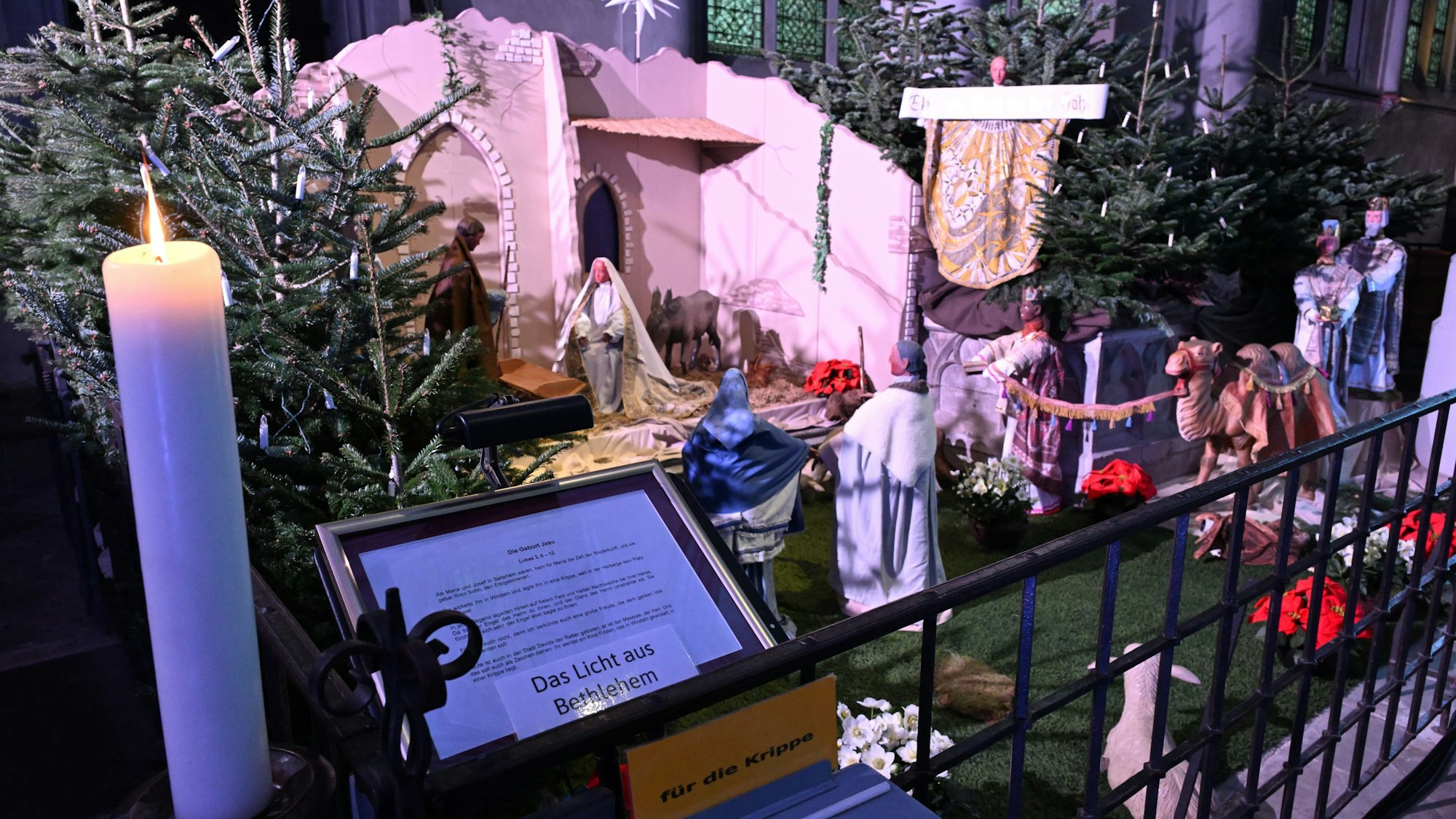 Blick auf eine Krippe in einer Kirche.