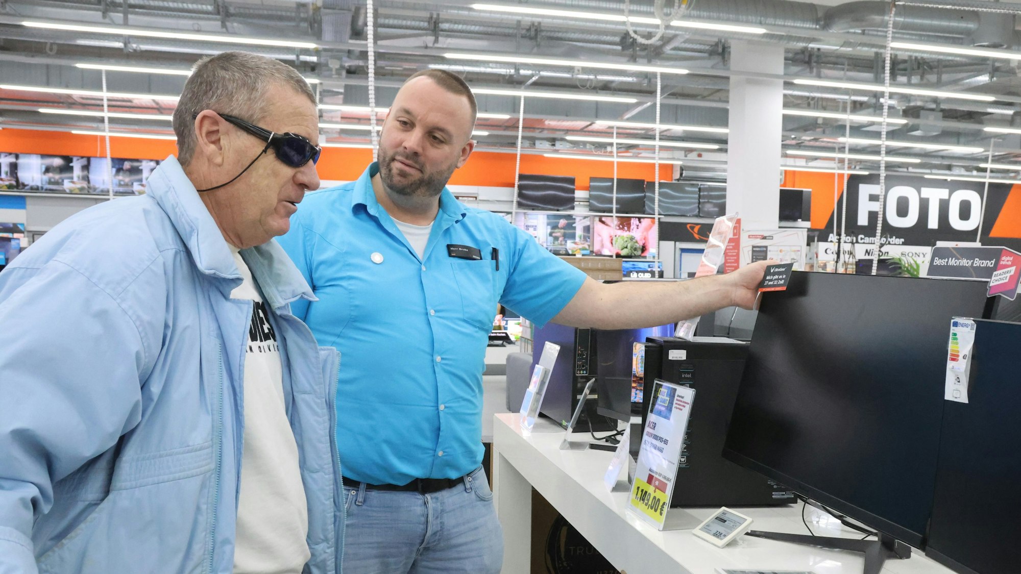 Eckhard Kohmann wird von Christian Grube beim Monitorkauf beraten