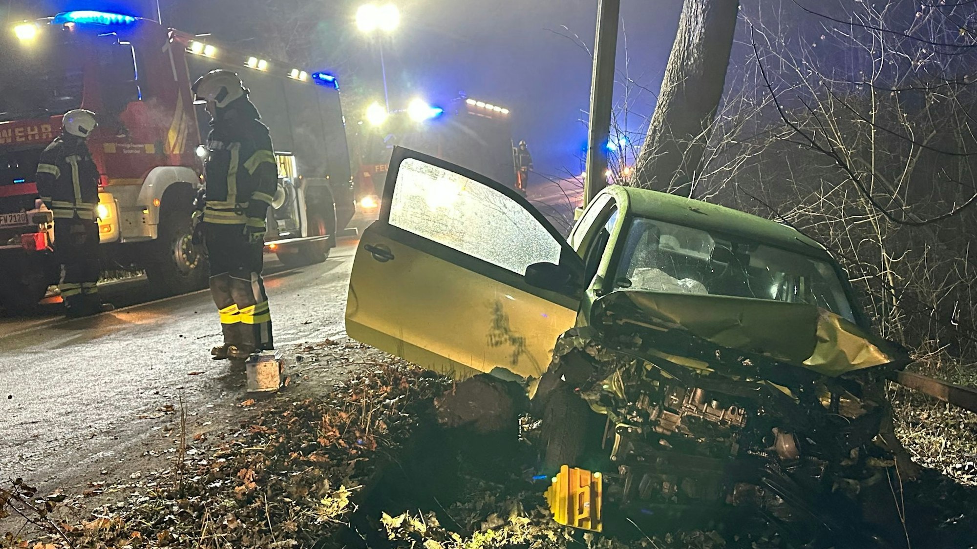 Ein Auto ist in Sprockhövel von der eisglatten Straße abgekommen.
