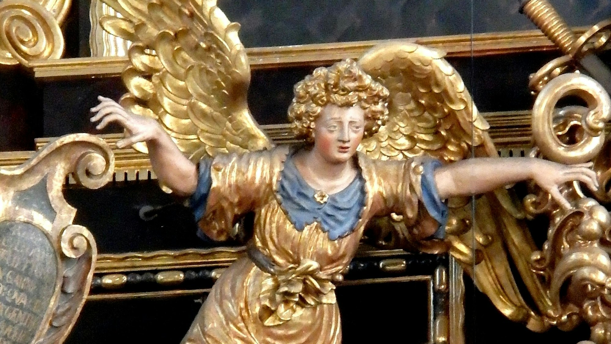 Eine goldene Engelsfigur in einer Kirche.