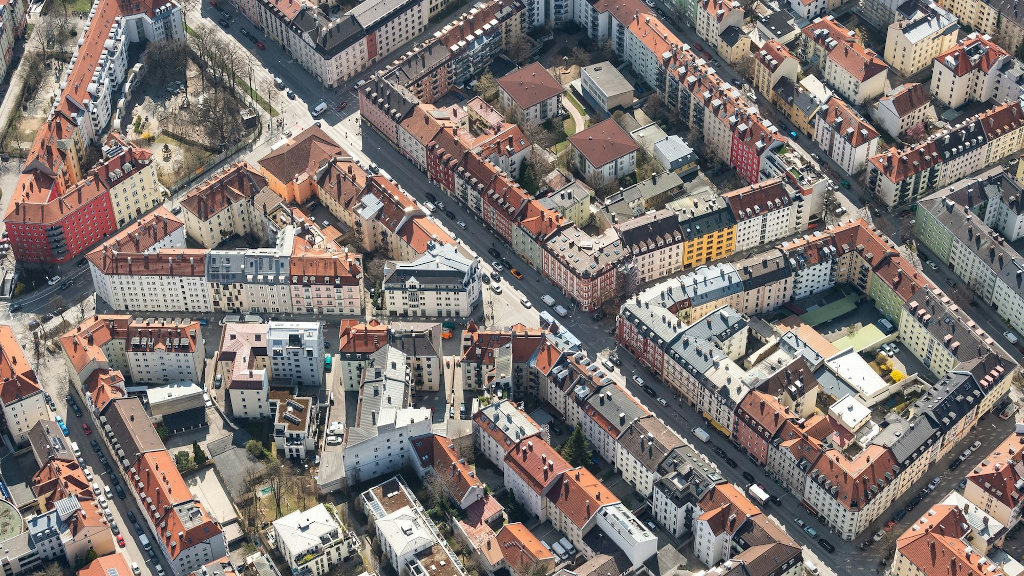 Die Immobilienpreise ziehen wieder an, in Metropolen wie hier in München bleibt die Lage angespannt. (Archivbild)