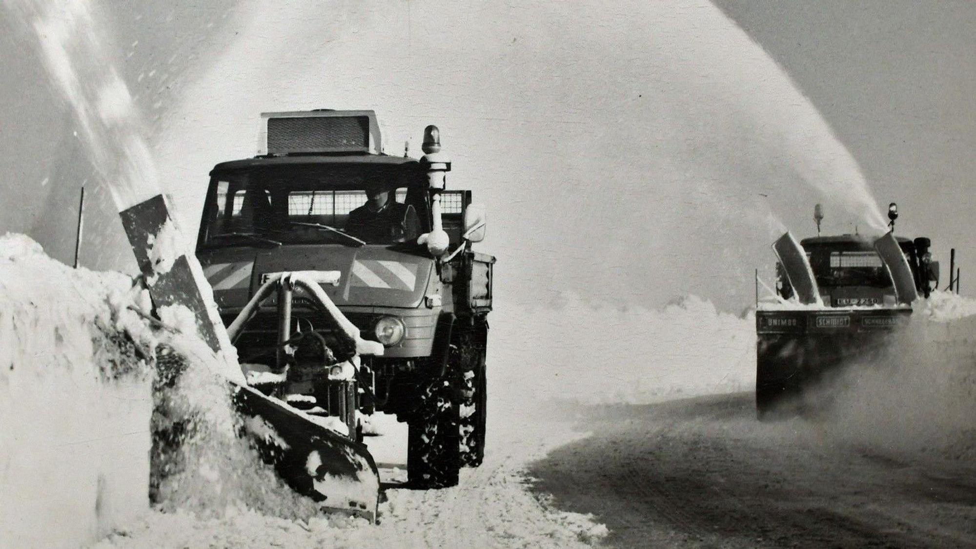 Das Archivfoto zeigt zwei Räumfahrzeuge, die seitlich versetzt im Winter 1978 eine Straße freiräumen.