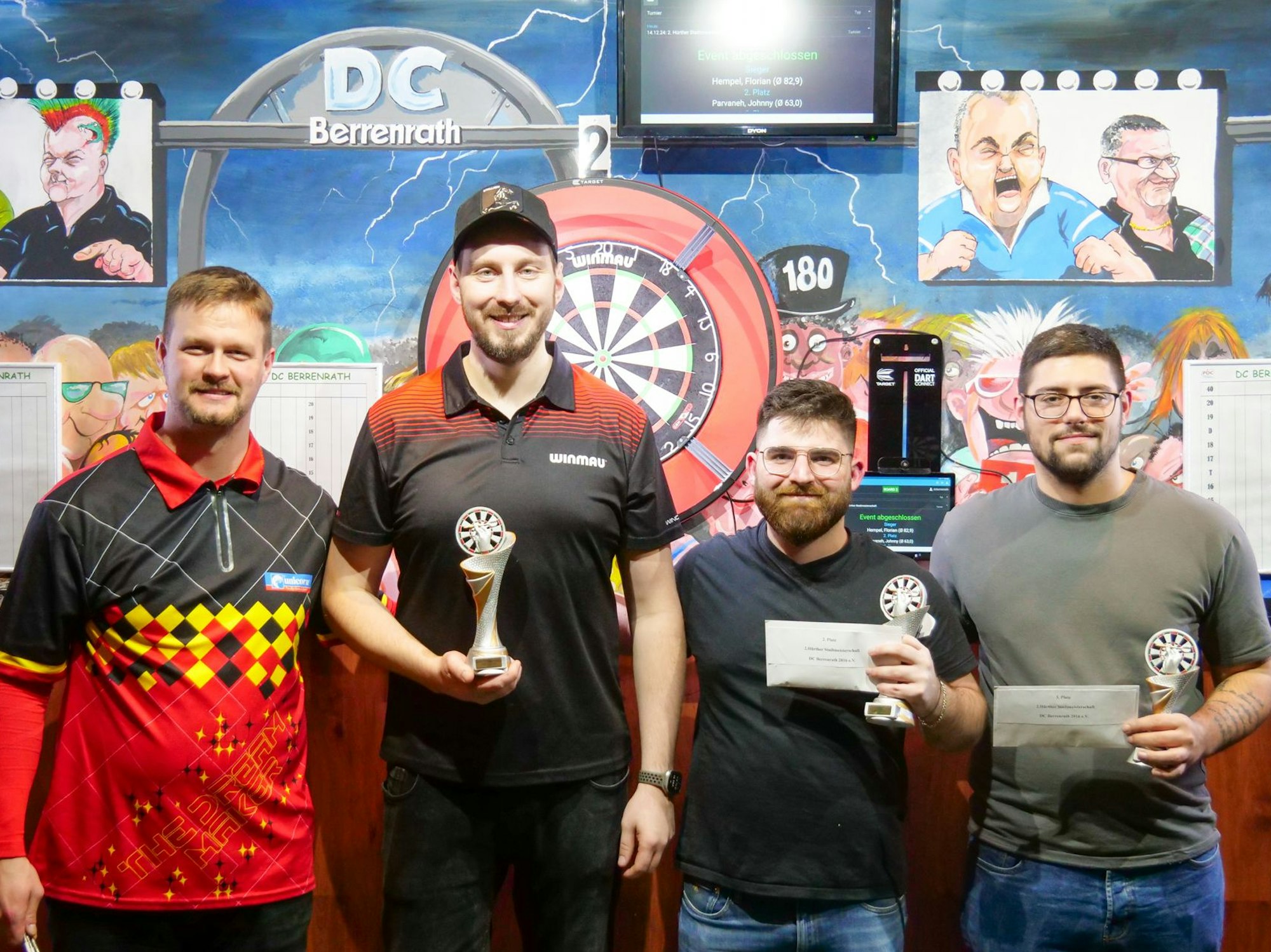 Das Foto zeigt Florian Hempel (2. v.l.) mit seinen Hürther Trainingskollegen.