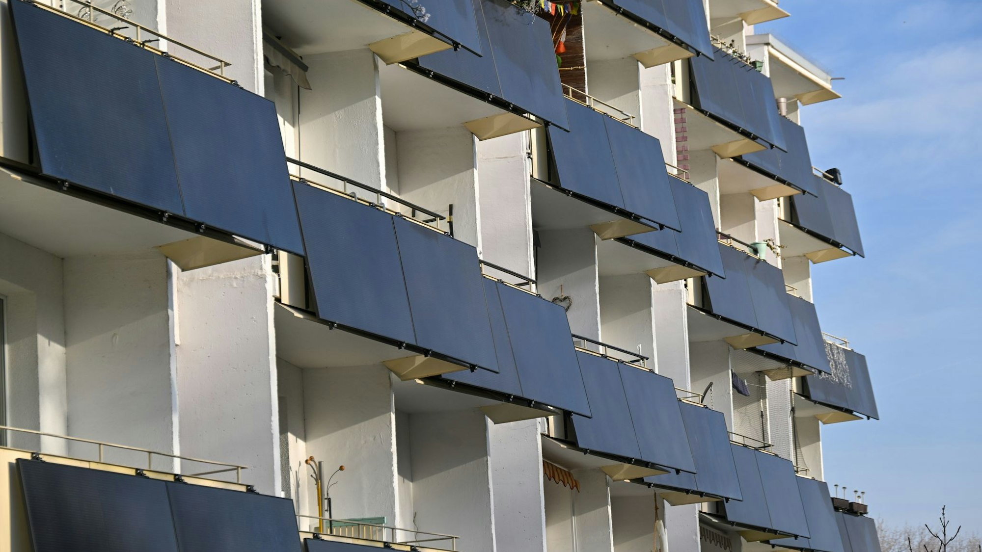 In Nordrhein-Westfalen sind 2025 erneut mehr als 80.000 «Balkonkraftwerke» registriert worden. (Archivbild)