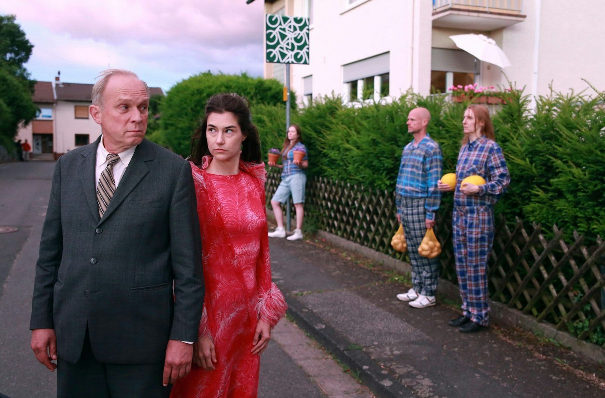 Felix Murot (Ulrich Tukur) und Eva Hütter (Nadine Dubois) sind im „Tatort: Murot und der Elefant im Raum“ über ein Gerät miteinander verbunden, die das Unterbewusstsein der anderen Person für einen erfahrbar macht. (Bild: HR/Senator Film/Dietrich Brüggemann)