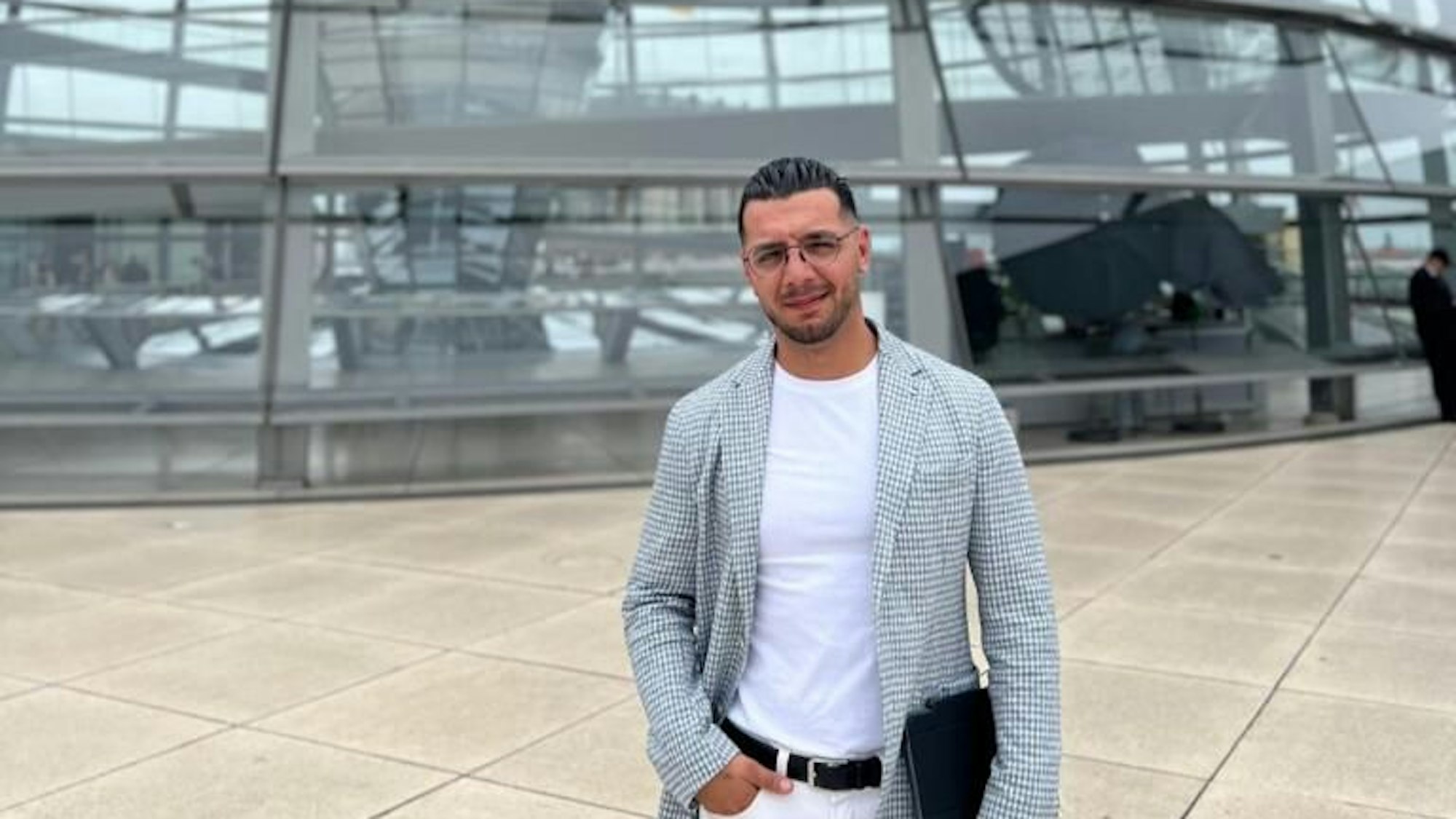 Das Bild zeigt Yakup Aras, Gründer des Unternehmens „Learn Company“, vor dem Deutschen Bundestag in Berlin. Foto: Privat