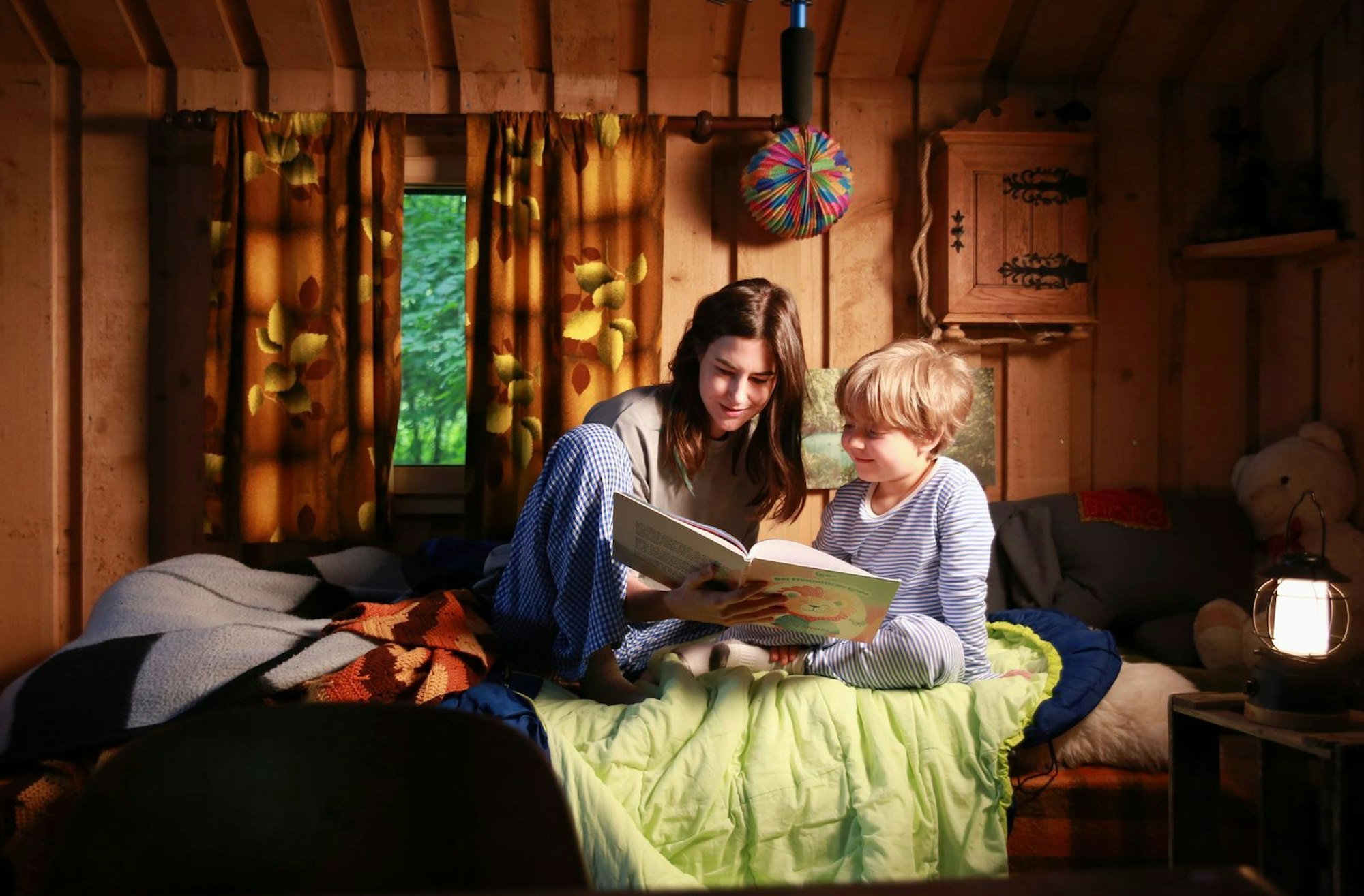 Eva Hütter (Nadine Dubois) versteckt sich mit Sohn Benjamin (Lio Vonnemann) in einer Waldhütte. (Bild: HR/Senator Film/Dietrich Brüggemann)