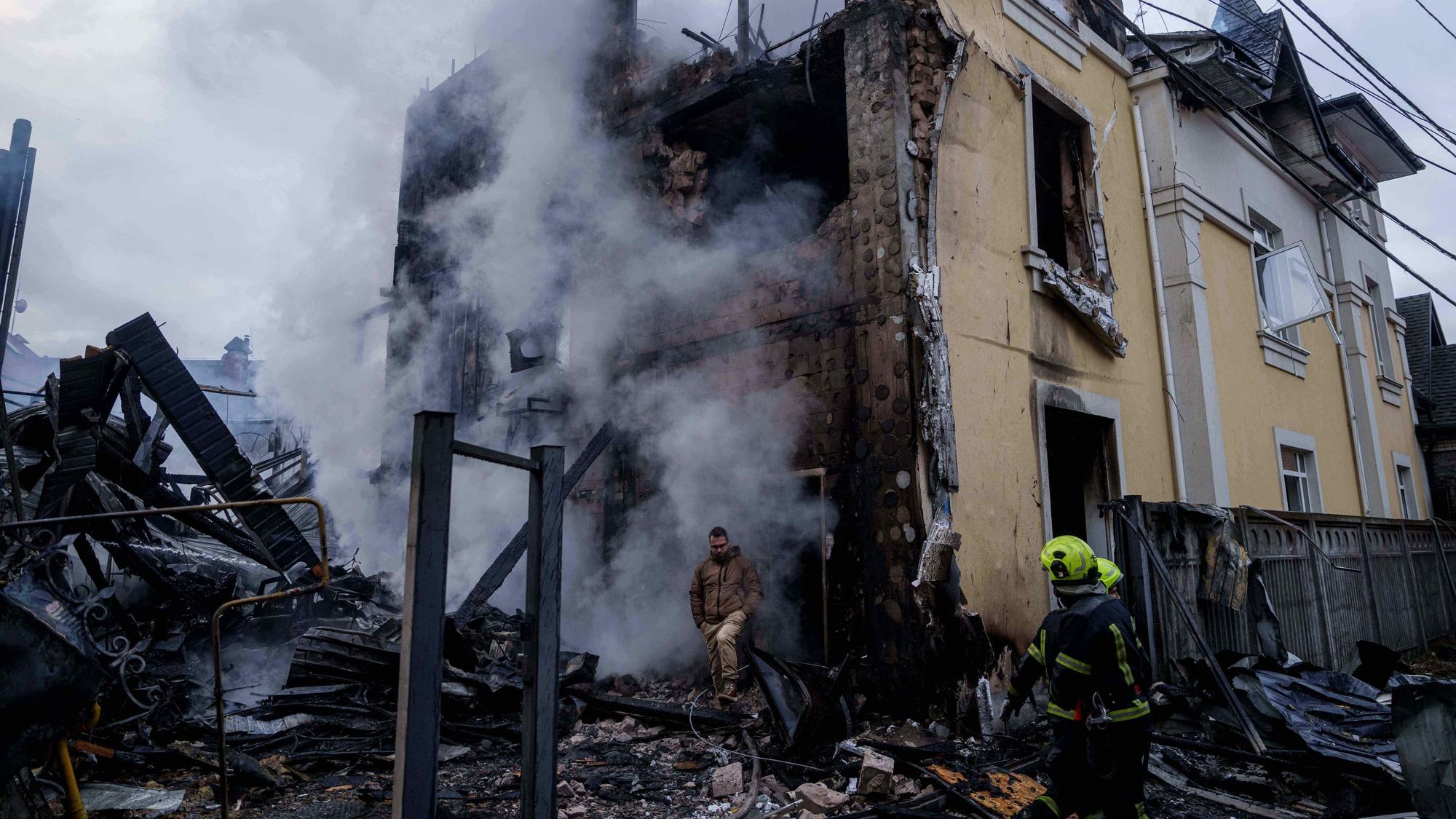 Ein Mann verlässt ein Haus, das nach einem russischen Angriff auf Kyjiw, Ukraine, zerstört wurde.