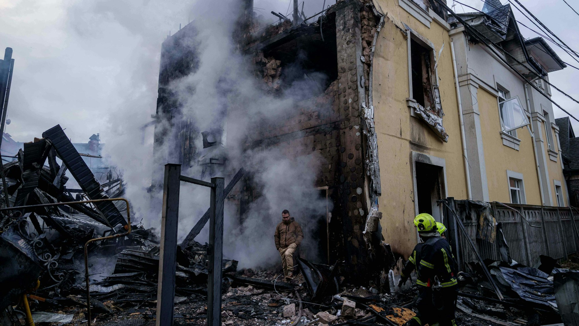 Ein Mann verlässt ein Haus, das nach einem russischen Angriff auf Kyjiw, Ukraine, zerstört wurde.