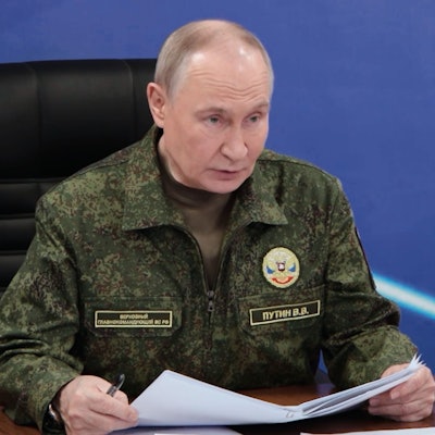 Kremlchef Wladimir Putin in Uniform bei einem Besuch der Kommandoposten der Gemeinsamen Gruppe der russischen Streitkräfte. (Archivbild)