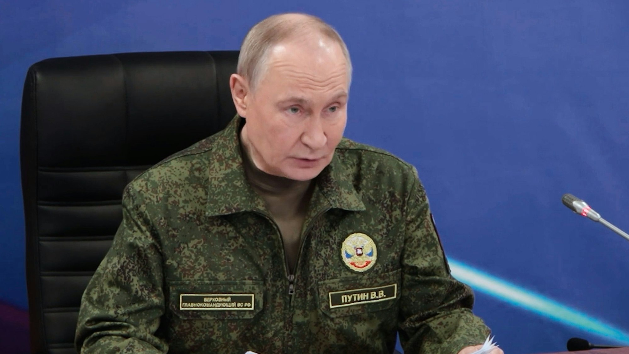 Kremlchef Wladimir Putin in Uniform bei einem Besuch der Kommandoposten der Gemeinsamen Gruppe der russischen Streitkräfte. (Archivbild)