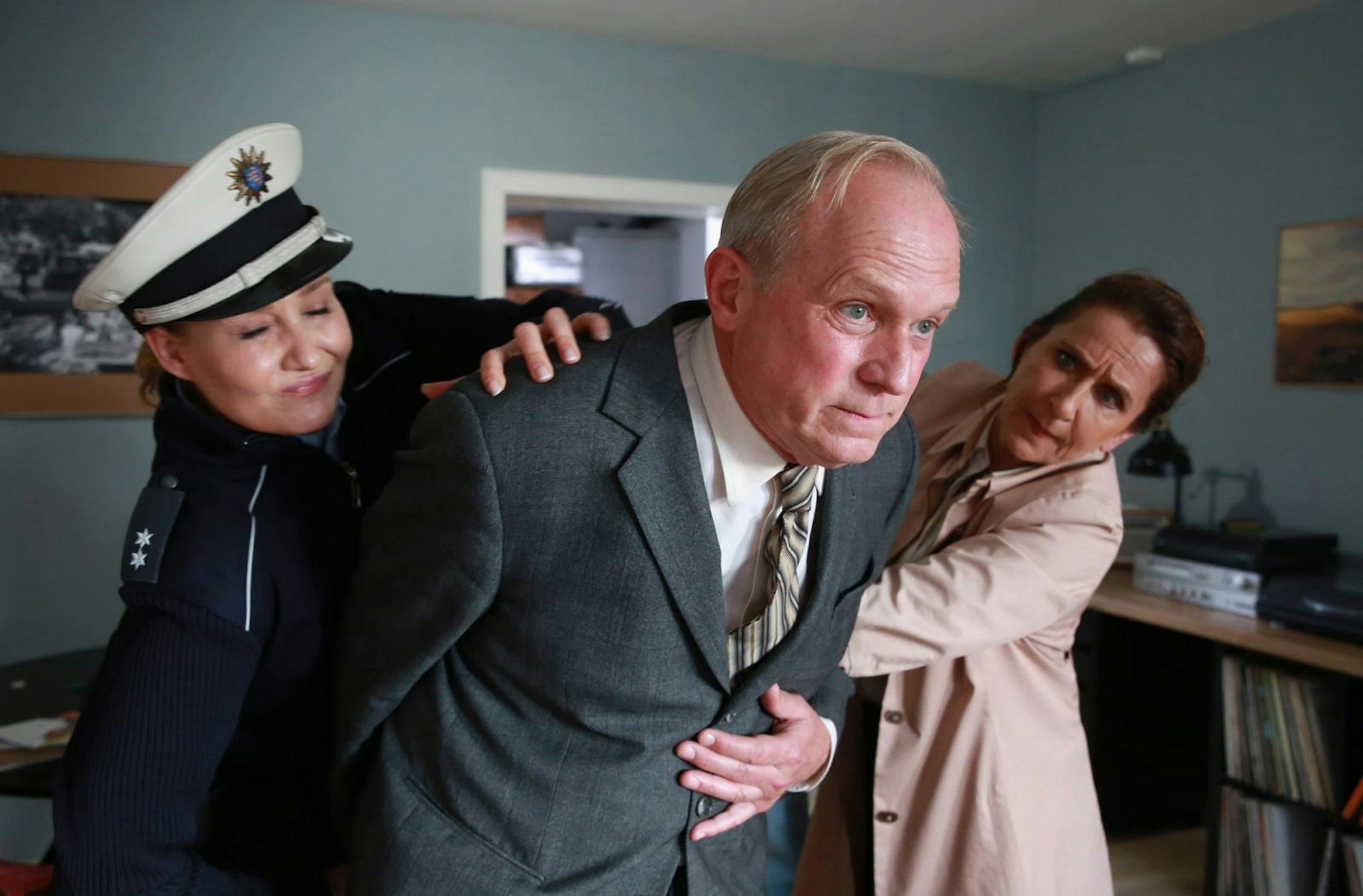 Polizistin Schreiner (Monika Wojtyllo, links) und Magda Wächter (Barbara Phillipp) müssen den emotionalen Felix Murot (Ulrich Tukur) zurückhalten. (Bild: HR/Senator Film/Dietrich Brüggemann)
