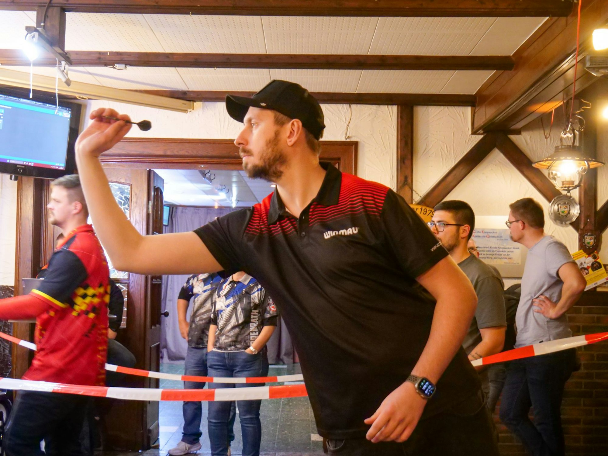 Das Bild zeigt einen Darter von der Seite beim Anwurf.