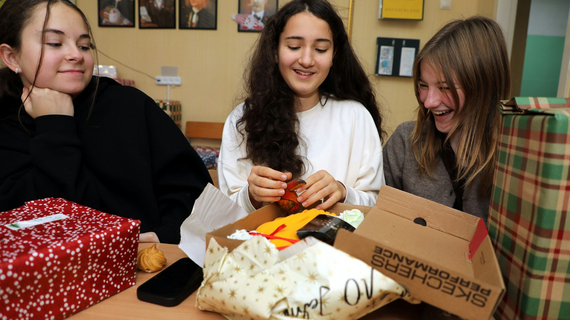 Schülerinnen in Butscha packen Geschenke au Bergisch Gladbach aus.