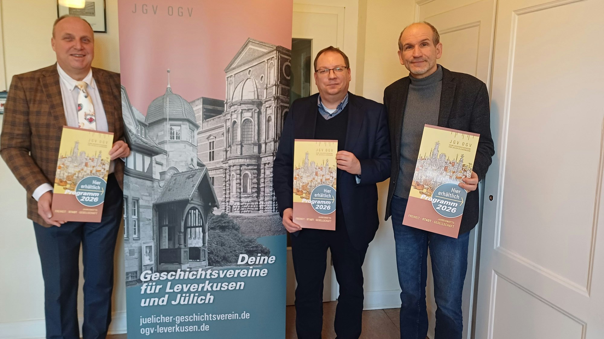 Michael Gutbier, Guido von Büren und Jürgen Mittag von den Geschichtsvereinen Jülich und Leverkusen.