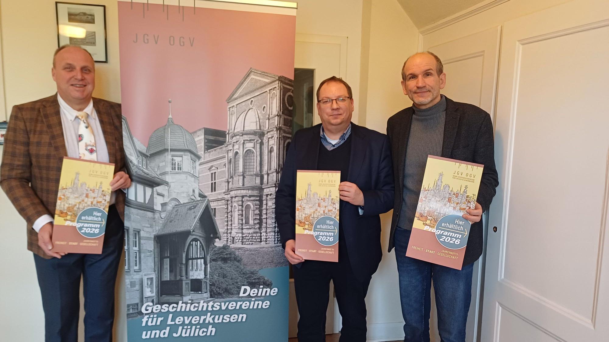 Michael Gutbier (l.), Guido von Büren und Jürgen Mittag (r.) von den Geschichtsvereinen Jülich und Leverkusen präsentierten ihr Programm für 2026, am Sonntag folgt das Europäische Frühschoppen.