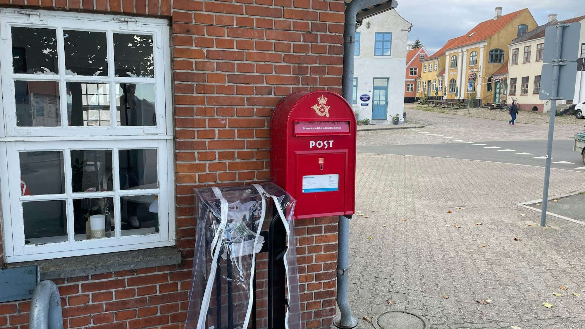 Das Bild zeigt einen Briefkasten der dänischen Post. Foto: Thomas Paterjey