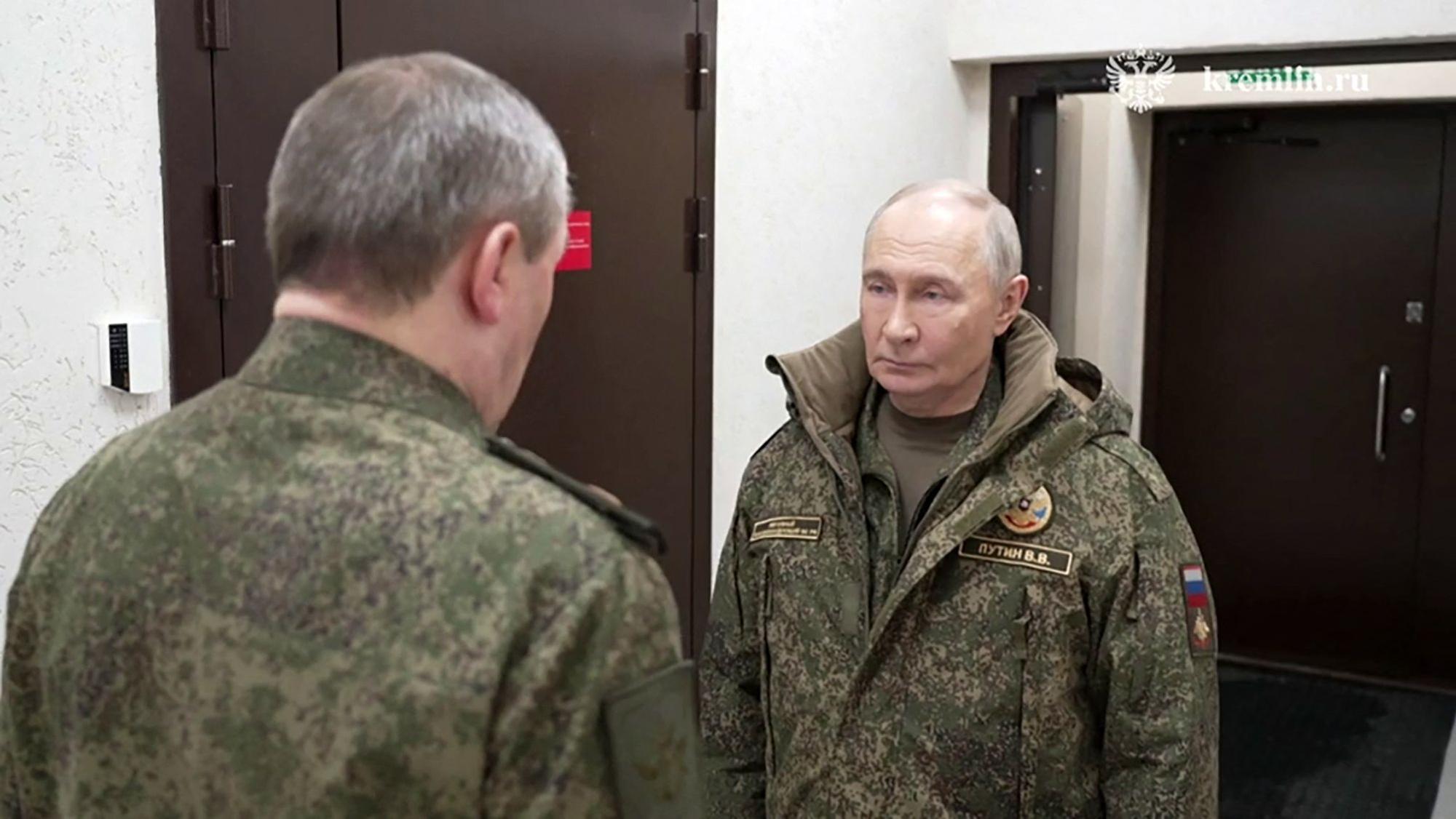 Kremlchef Wladimir Putin (r.) im Gespräch mit dem russischen Generalstabschef Waleri Gerassimow. (Archivbild)