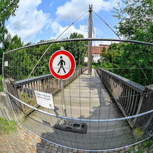 Bereits seit dem Sommer ist die Brücke in der Gummersbacher Berstig für die Fußgänger wegen Baufälligkeit gesperrt.
