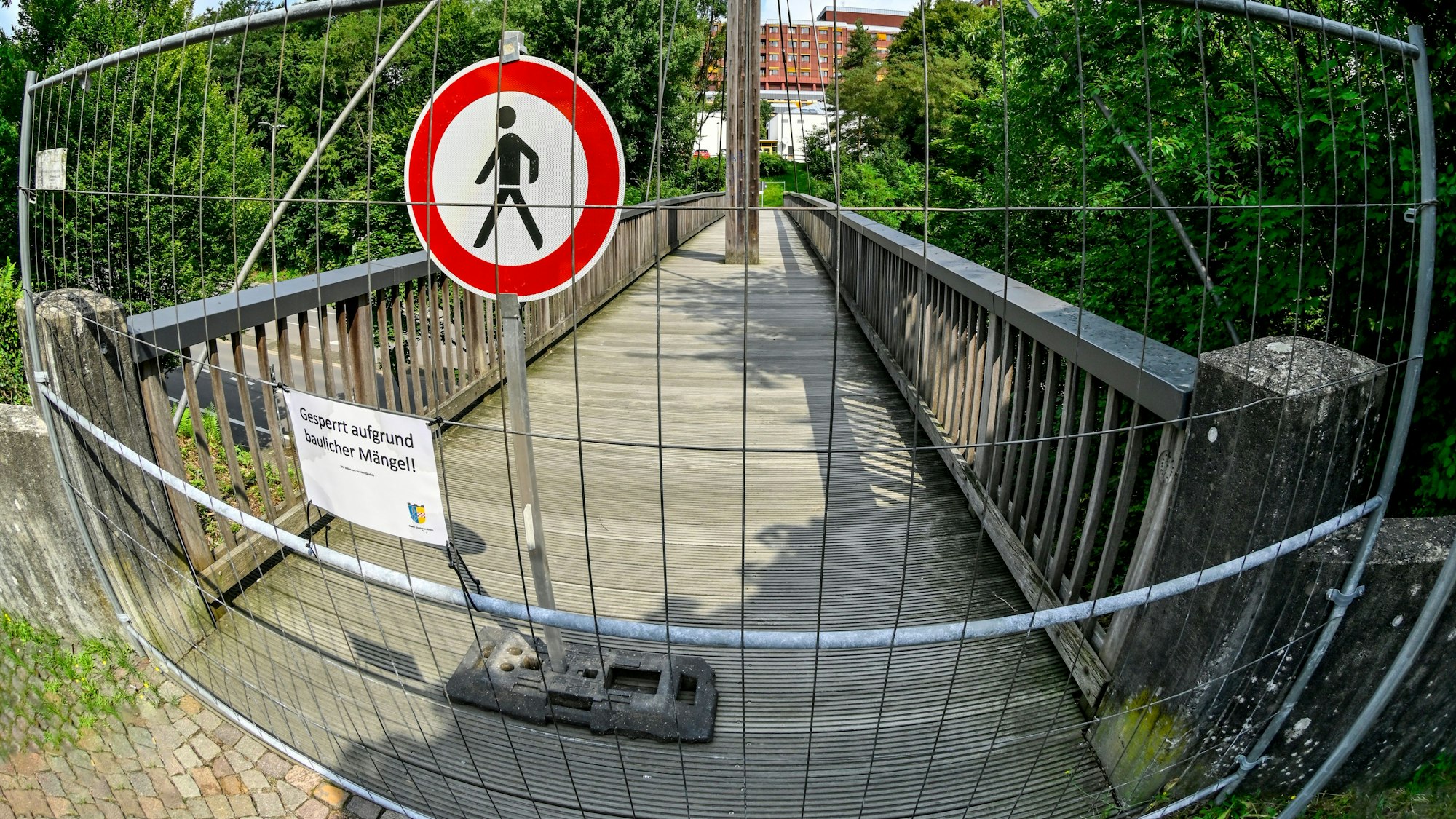 Bereits seit dem Sommer ist die Brücke in der Gummersbacher Berstig für die Fußgänger wegen Baufälligkeit gesperrt.