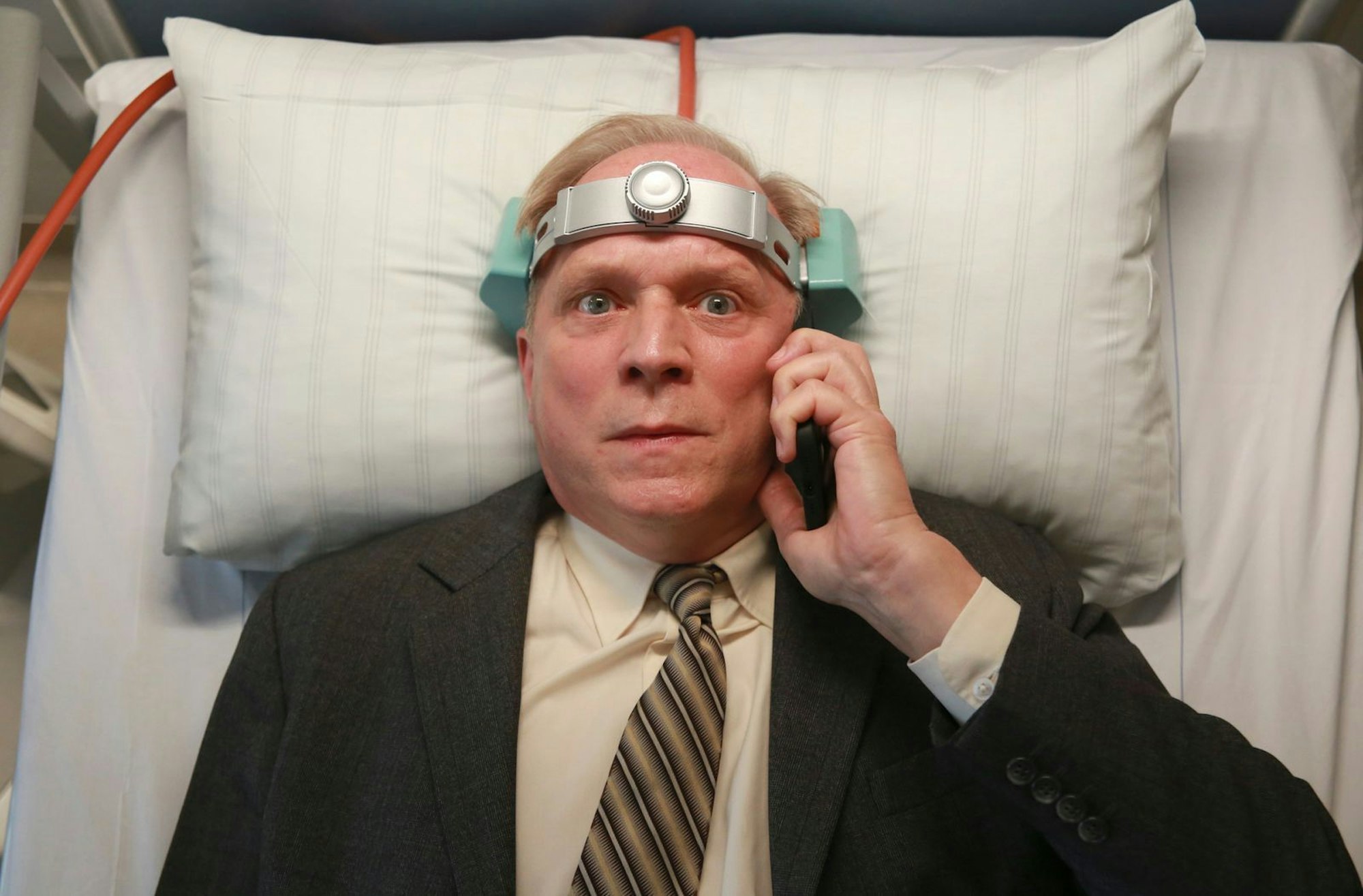 Felix Murot (Ulrich Tukur) verbindet in seinem 14. Fall zwei der beliebtesten Themen seiner etwas anderen Krimireihe miteinander: Traumwelten und verrückte Maschinen. (Bild: HR/Senator Film/Dietrich Brüggemann)