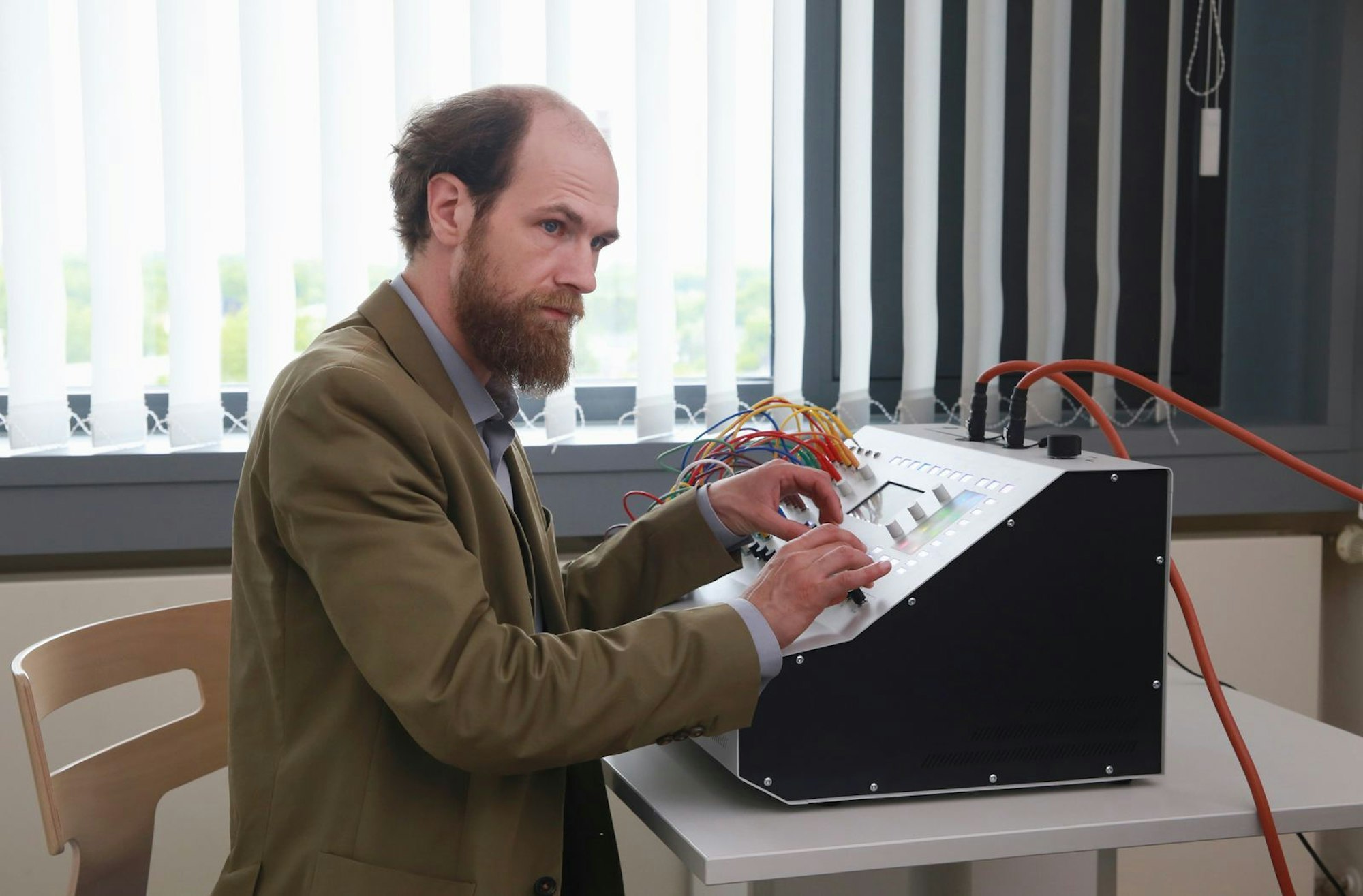 Dr. Schneider (Robert Gwisdek), der Psychiater Felix Murots, hat eine Maschine entwickelt, mit deren Hilfe man im eigenen Unterbewusstsein spazieren gehen kann. (Bild: HR/Senator Film/Dietrich Brüggemann)