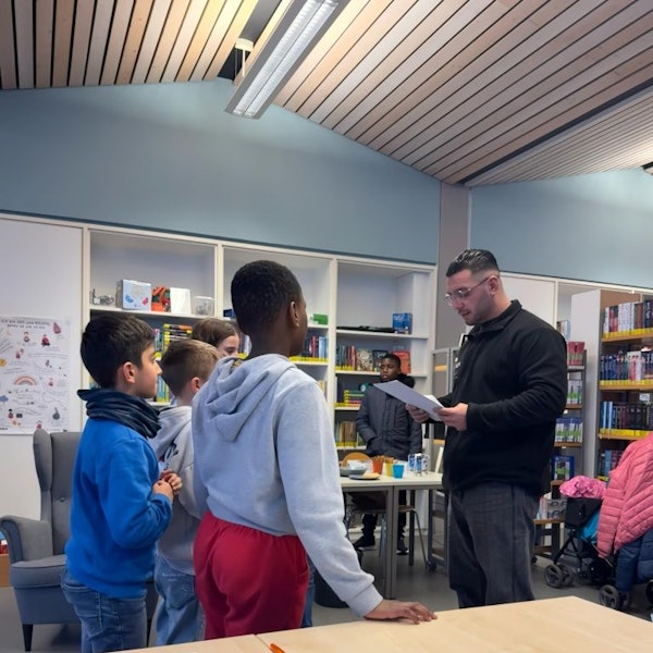 Das Foto zeigt Yakup Aras, rechts, mit Kindern, links, bei einem Angebot der durch ihn gegründeten Firma „Learn Company“. Foto: Privat