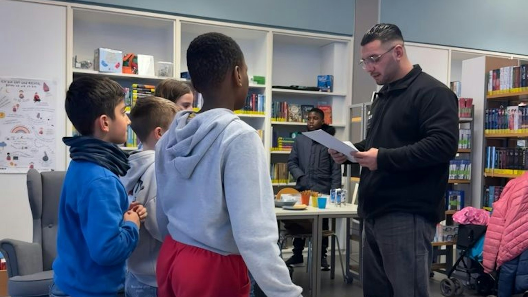 Das Foto zeigt Yakup Aras, rechts, mit Kindern, links, bei einem Angebot der durch ihn gegründeten Firma „Learn Company“. Foto: Privat