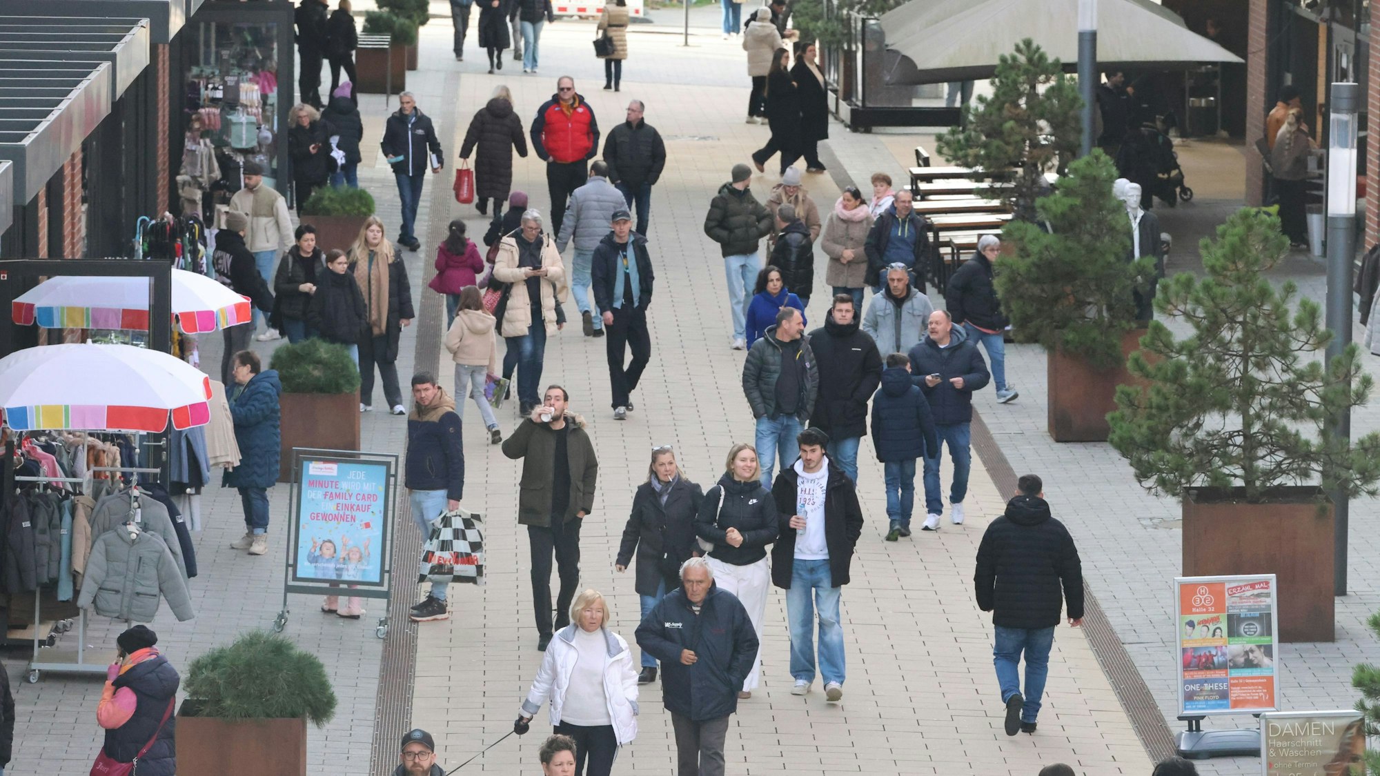 Viele Menschen waren in der Kampgasse unterwegs.
