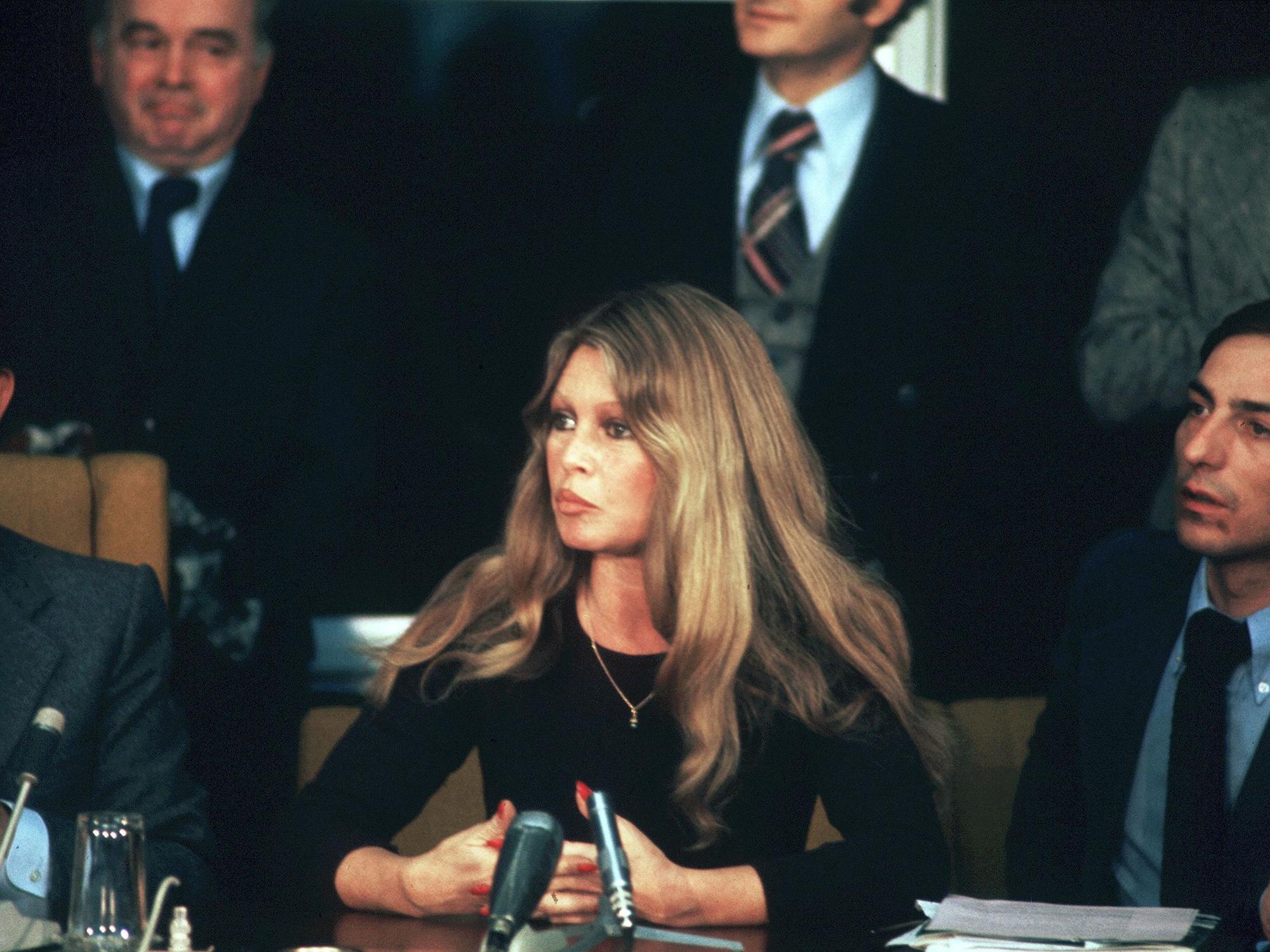 Die französische Schauspielerin und Tierschützerin Brigitte Bardot hält eine Rede während einer Debatte gegen die Robbenjagd im Europäischen Rat in Straßburg, Ostfrankreich, am 23. Januar 1978.