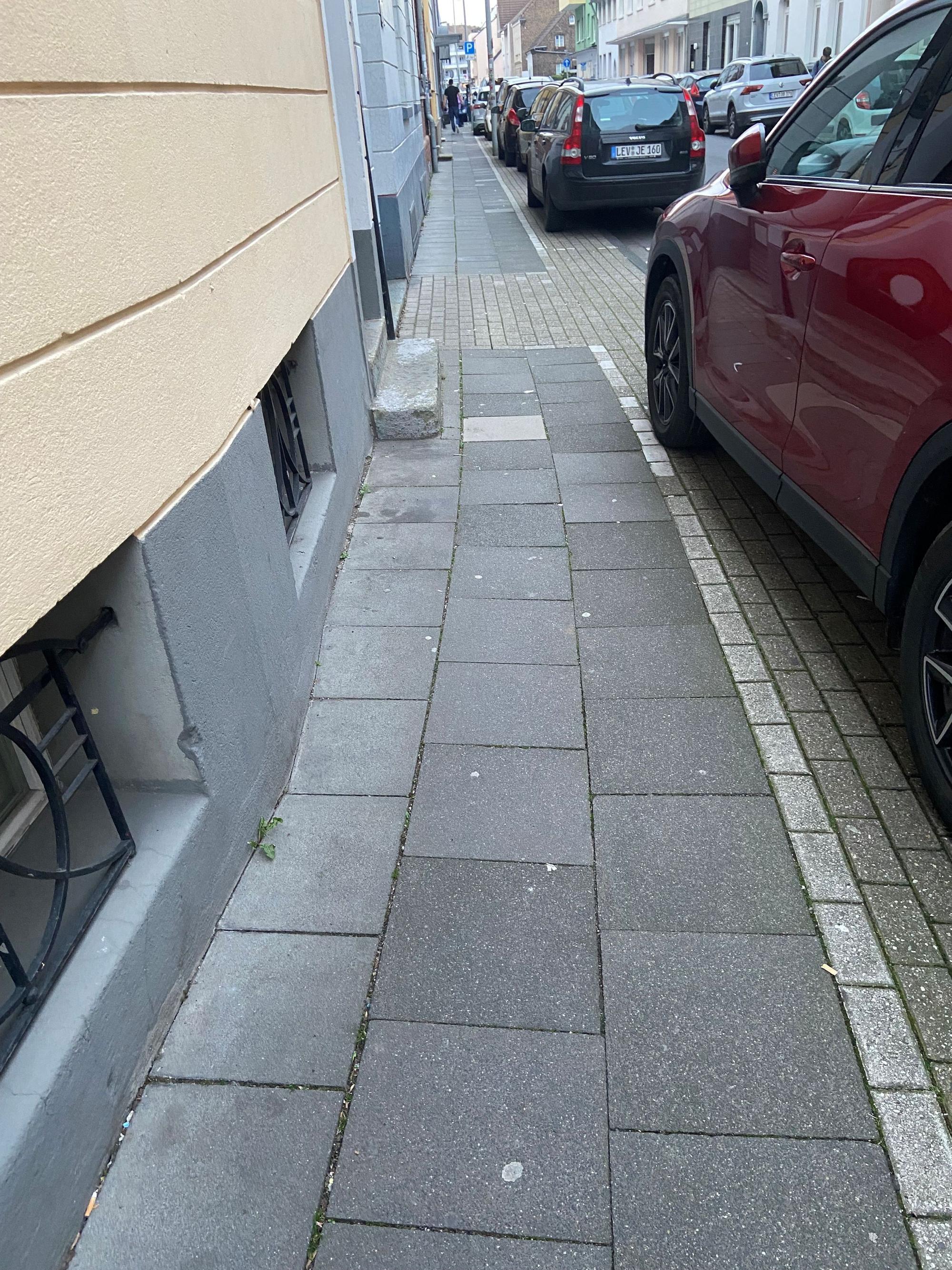 Schmaler Gehweg an der Birkenbergstraße in Opladen