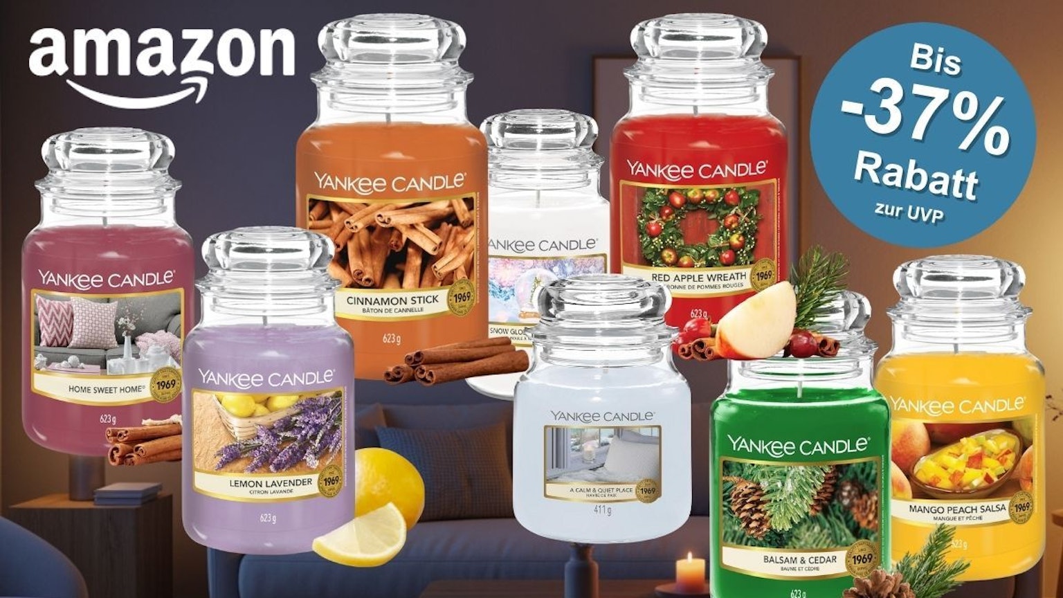 Yankee Candle Duftkerzen in verschiedenen Duftrichtungen, vor einem abgedunkelten, gemütlichen Wohnzimmer mit Couch.