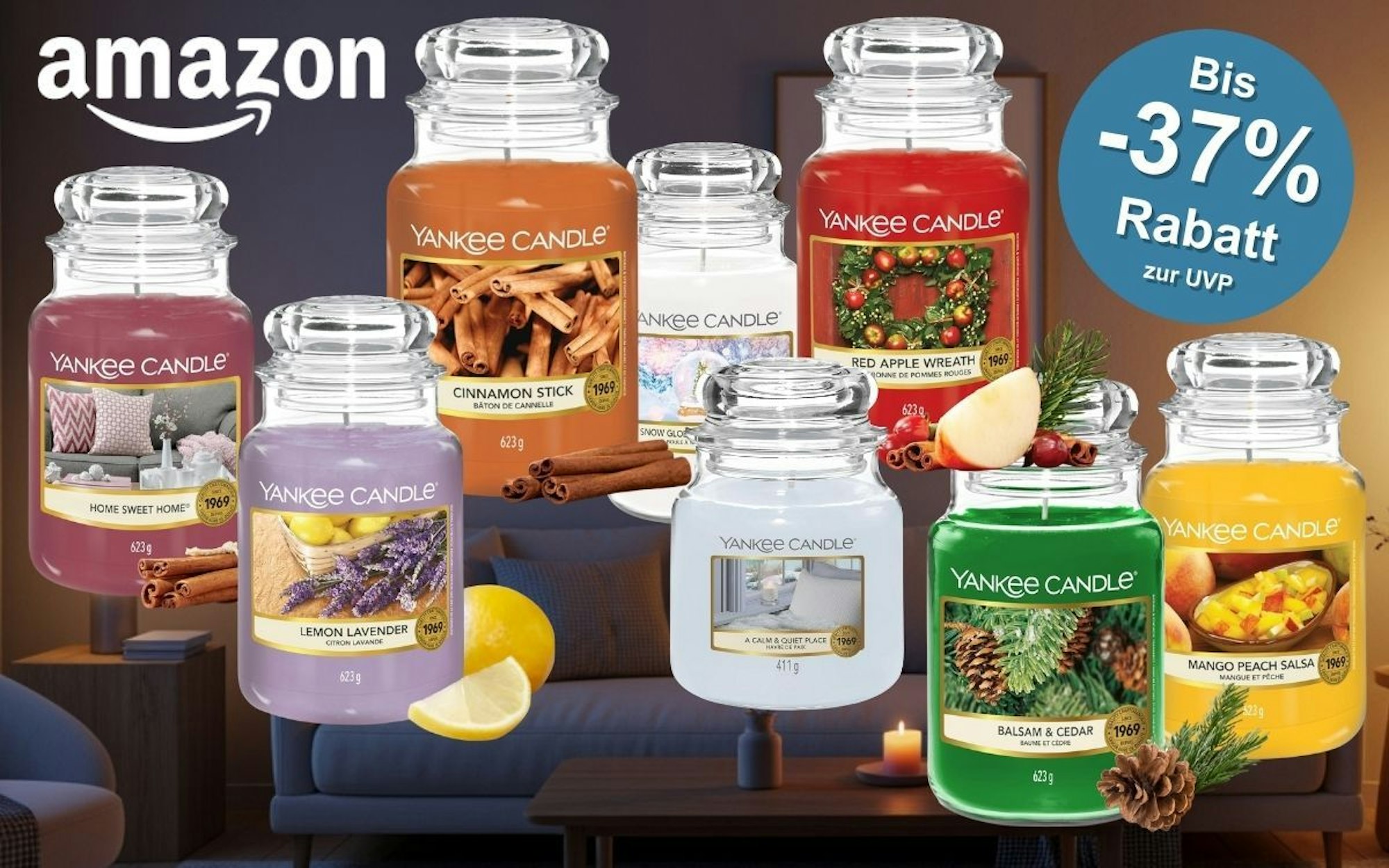 Yankee Candle Duftkerzen in verschiedenen Duftrichtungen, vor einem abgedunkelten, gemütlichen Wohnzimmer mit Couch.
