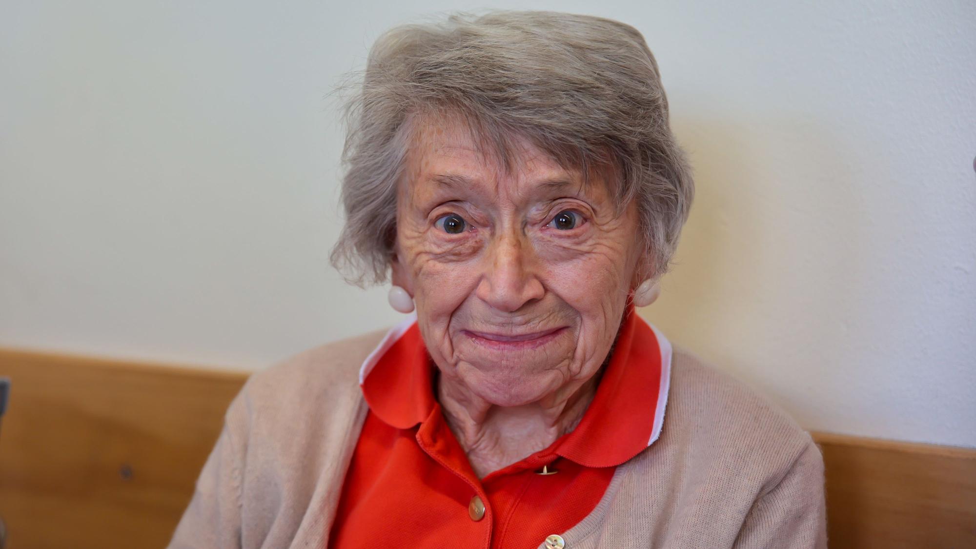 Wahlhelferin Lydia Mörs-Plattes ist über 100 Jahre alt und hilft im Wahllokal in der Johannes-Guttenberg-Schule Godorf bei den Kommunalwahlen 2025.