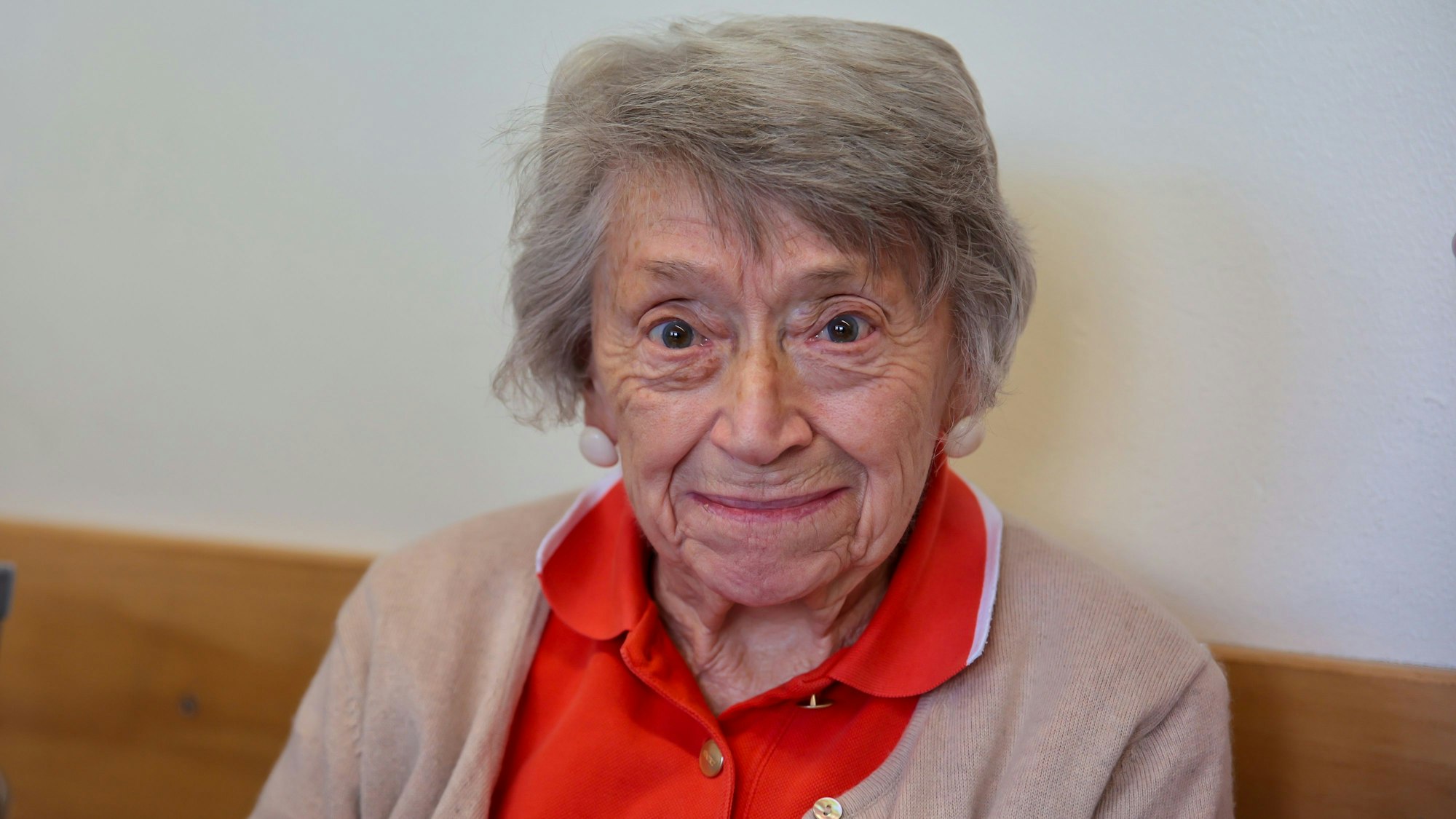 Wahlhelferin Lydia Mörs-Plattes ist über 100 Jahre alt und hilft im Wahllokal in der Johannes-Guttenberg-Schule Godorf bei den Kommunalwahlen 2025.