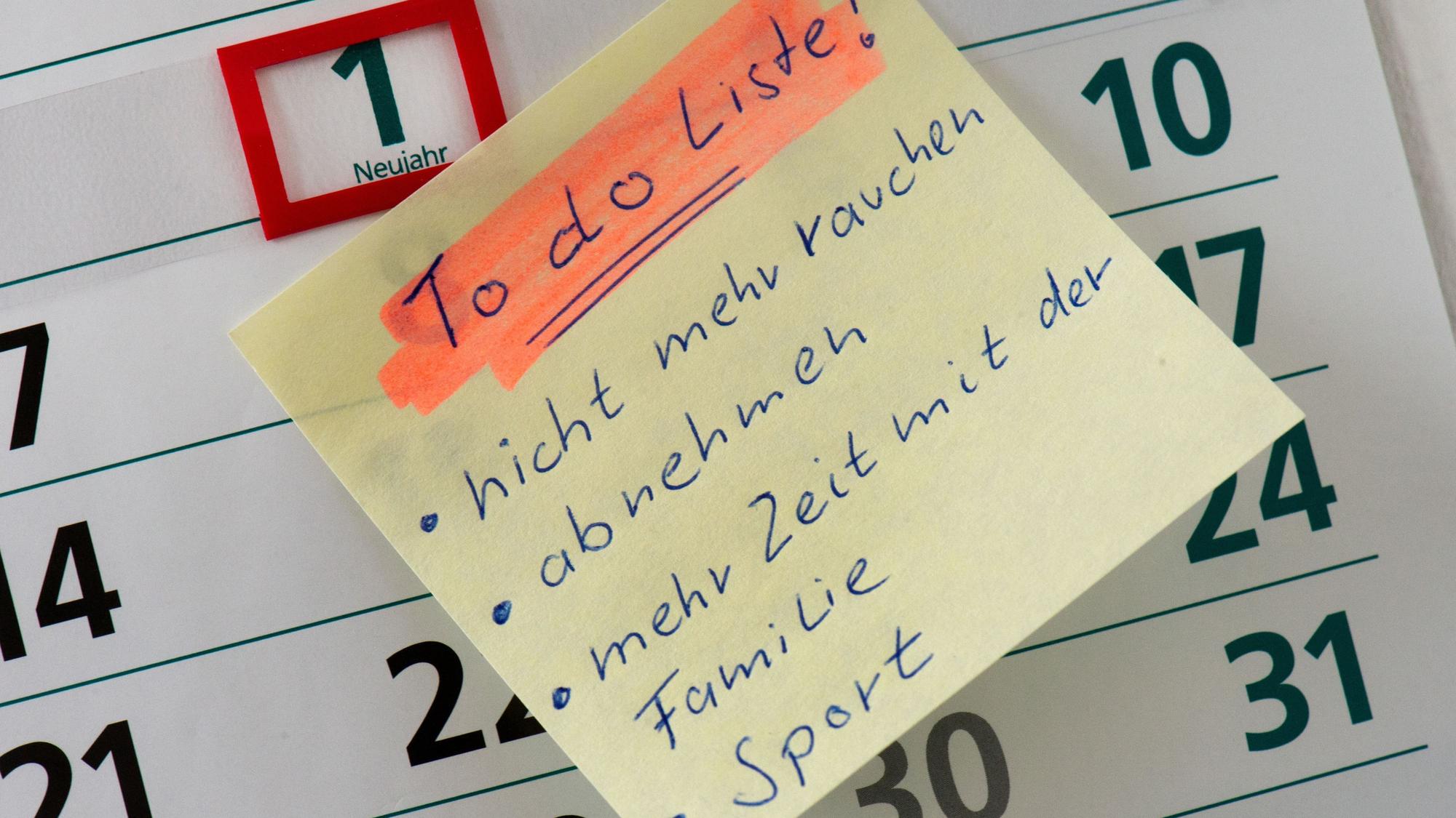 Ein Symbolbild mit einer To-do-Liste mit guten Vorsätzen auf einem Kalender ist zu sehen.