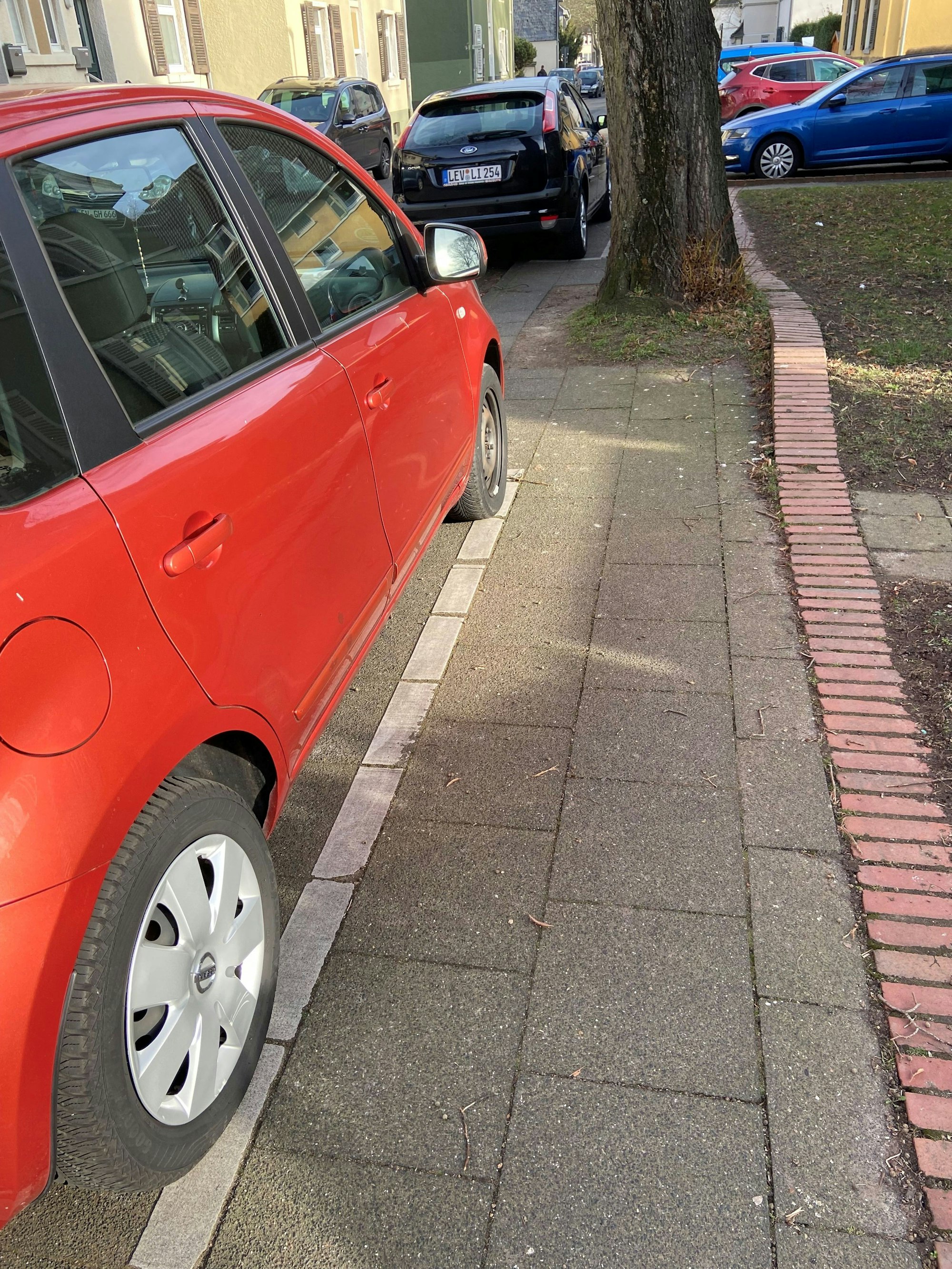 Die Hermann-von-Helmholtz-Straße in der Kolonie mit geparkten Autos