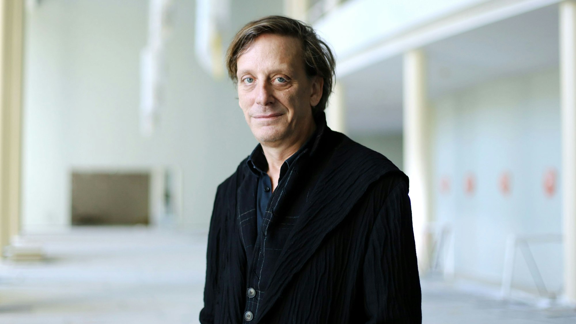 01.10.2025, Köln: Kay Voges im Foyer der Oper. Die Stadt Köln informiert über den aktuellen Stand auf der Baustelle der Bühnen am Offenbachplatz. Foto: Arton Krasniqi