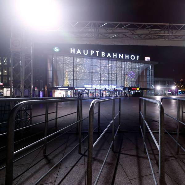 Die Stadt Köln hat zu Silvester eine Böllerverbotszone eingerichtet: Zum Jahreswechsel 2024 auf 2025 sollen linksrheinisch zwischen Rhein und Ringen weder Pyrotechnik noch Böller gezündet werden. Plakate, Banner und Absperrgitter bestimmen das Straßenbild rund um Roncalliplatz, Bahnhofsvorplatz, Domplatte und Domumfeld am Hauptbahnhof. Themenbild, Symbolbild Köln, 31.12.2024 NRW Deutschland Copyright: xChristophxHardtx