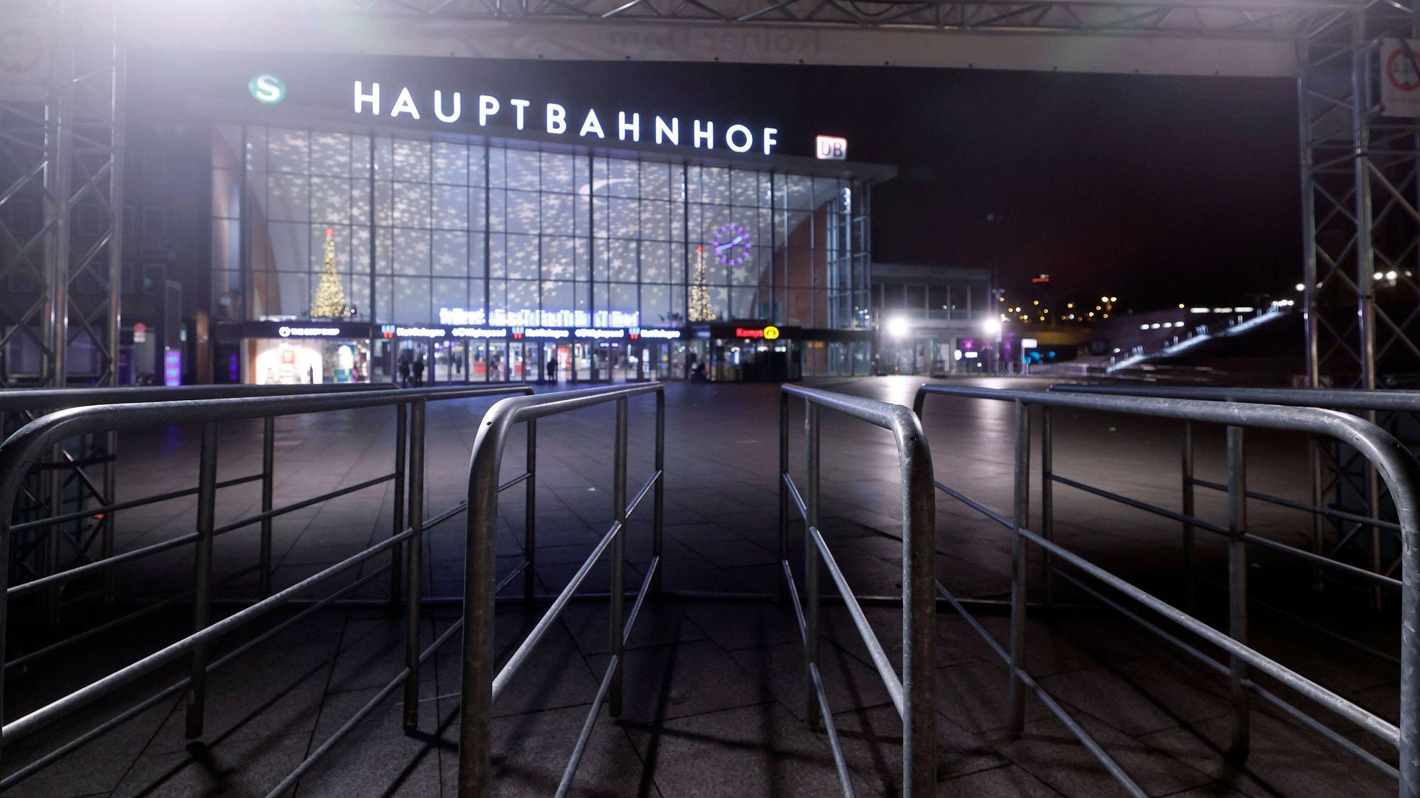 Die Stadt Köln hat zu Silvester eine Böllerverbotszone eingerichtet: Zum Jahreswechsel 2024 auf 2025 sollen linksrheinisch zwischen Rhein und Ringen weder Pyrotechnik noch Böller gezündet werden. Plakate, Banner und Absperrgitter bestimmen das Straßenbild rund um Roncalliplatz, Bahnhofsvorplatz, Domplatte und Domumfeld am Hauptbahnhof. Themenbild, Symbolbild Köln, 31.12.2024 NRW Deutschland Copyright: xChristophxHardtx