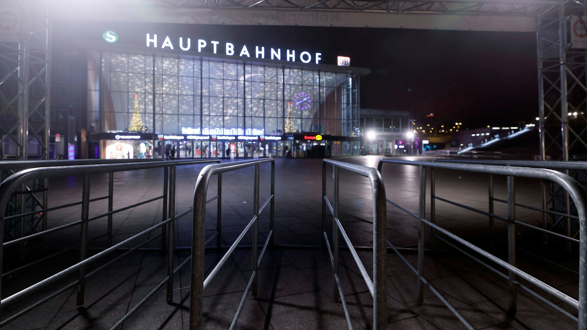 Die Stadt Köln hat zu Silvester eine Böllerverbotszone eingerichtet: Zum Jahreswechsel 2024 auf 2025 sollen linksrheinisch zwischen Rhein und Ringen weder Pyrotechnik noch Böller gezündet werden. Plakate, Banner und Absperrgitter bestimmen das Straßenbild rund um Roncalliplatz, Bahnhofsvorplatz, Domplatte und Domumfeld am Hauptbahnhof. Themenbild, Symbolbild Köln, 31.12.2024 NRW Deutschland Copyright: xChristophxHardtx